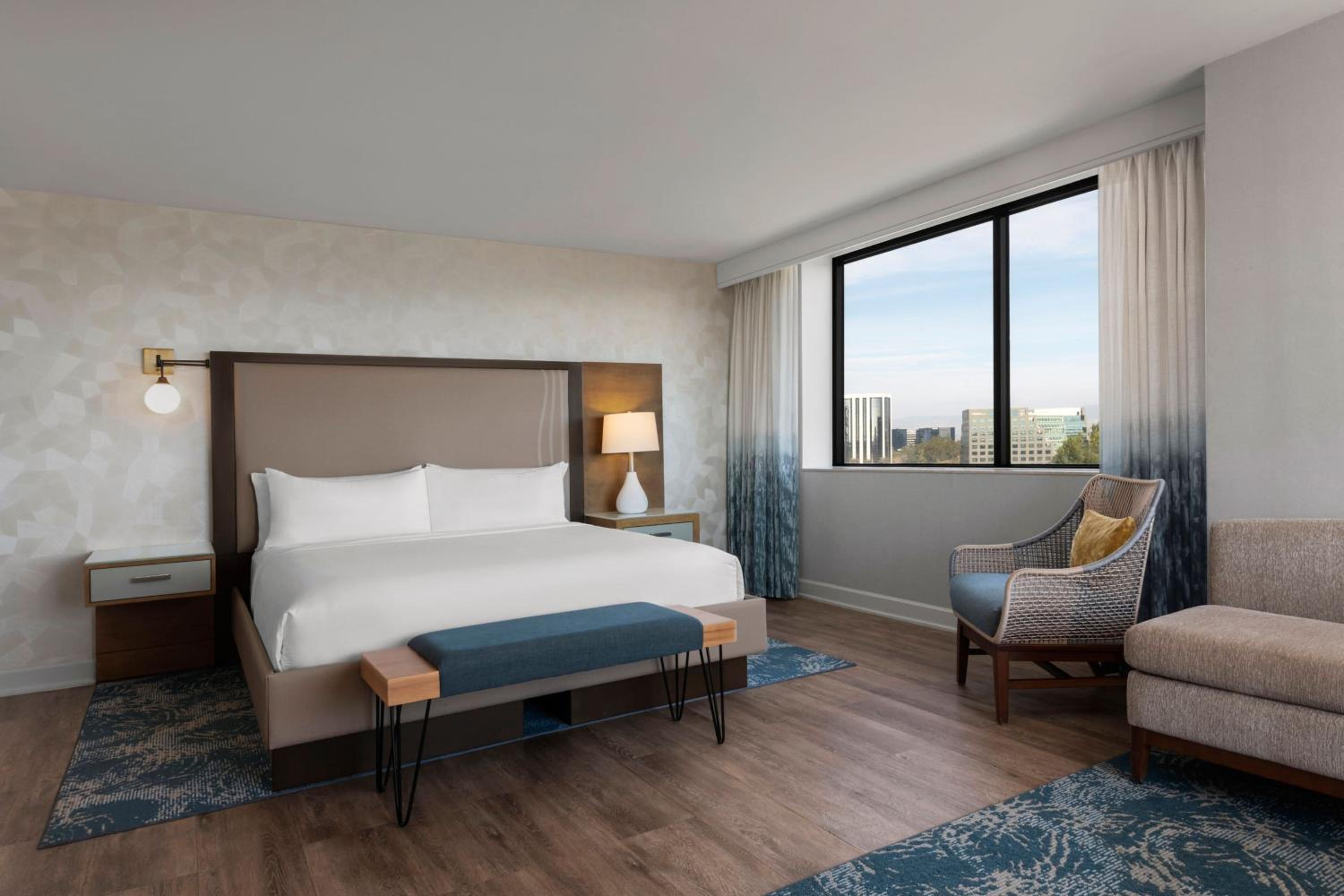 King Junior Suite with Balcony - Photo 9