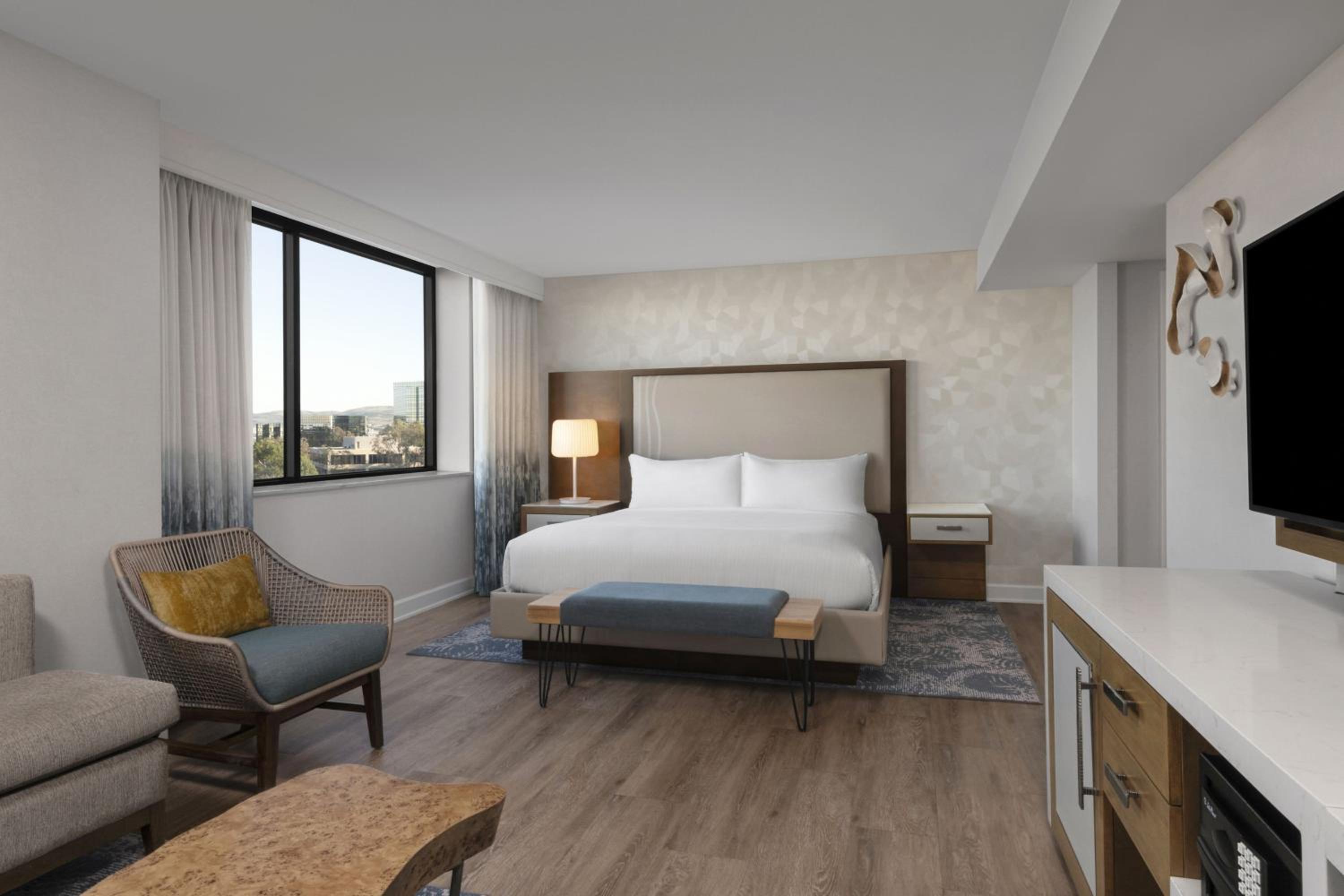 King Junior Suite with Balcony - Photo 8