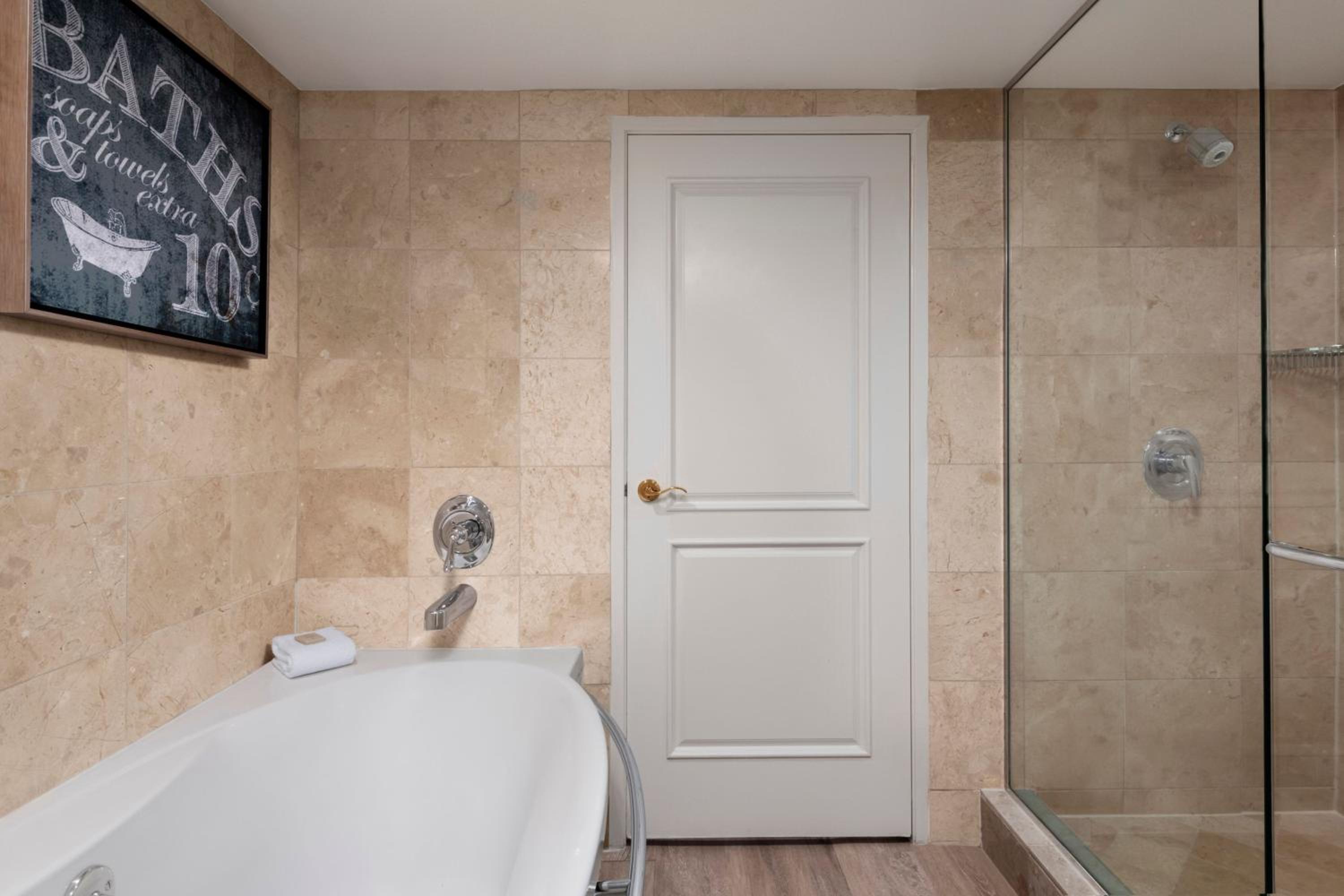 King Junior Suite with Balcony - Photo 11