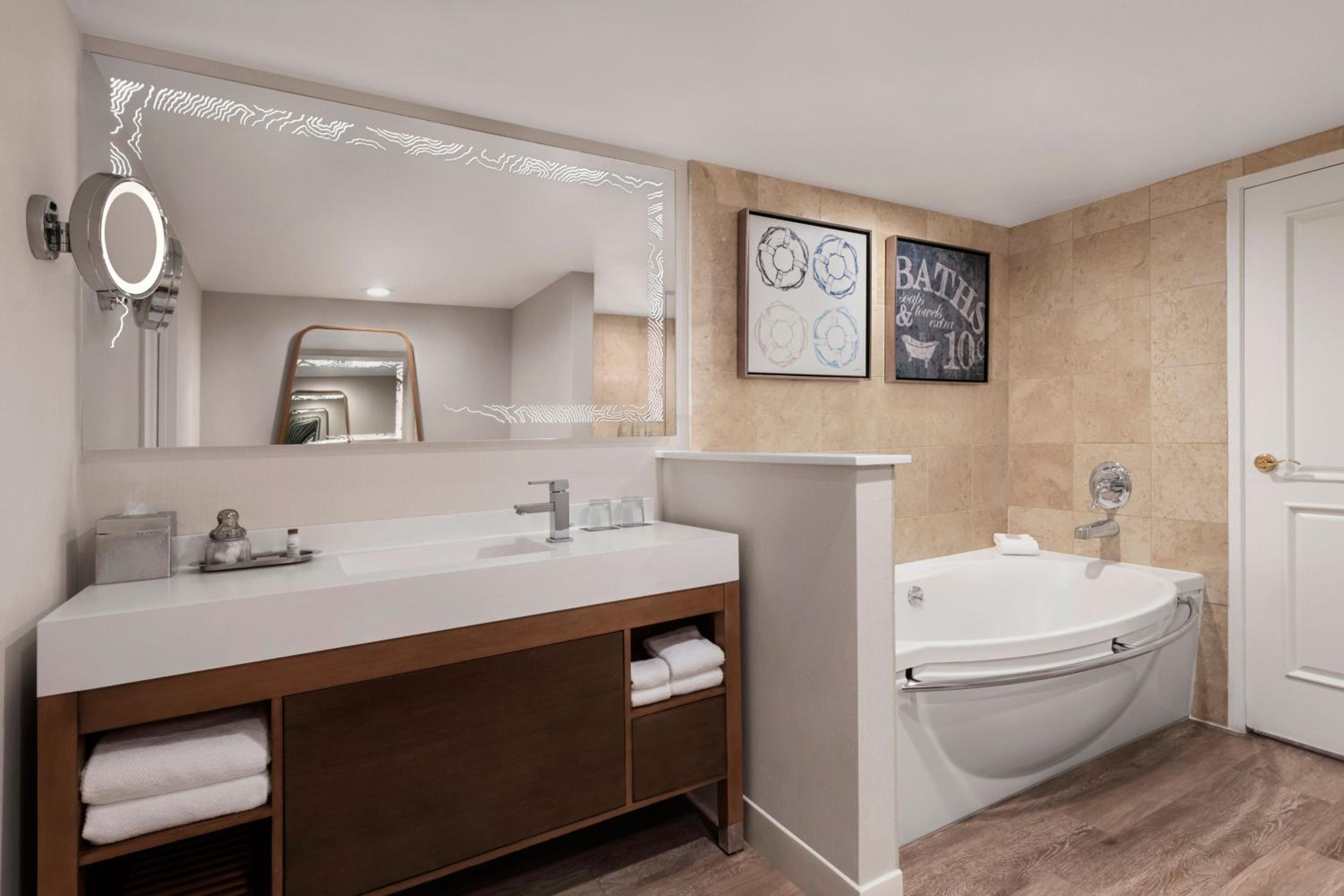 King Junior Suite with Balcony - Photo 6