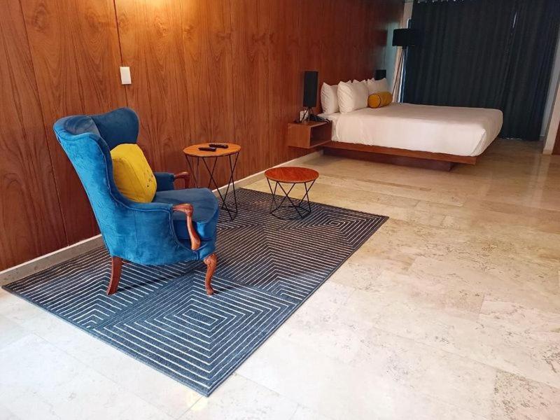 Suite - Photo 1