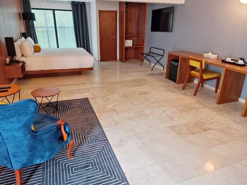 Suite - Photo 2