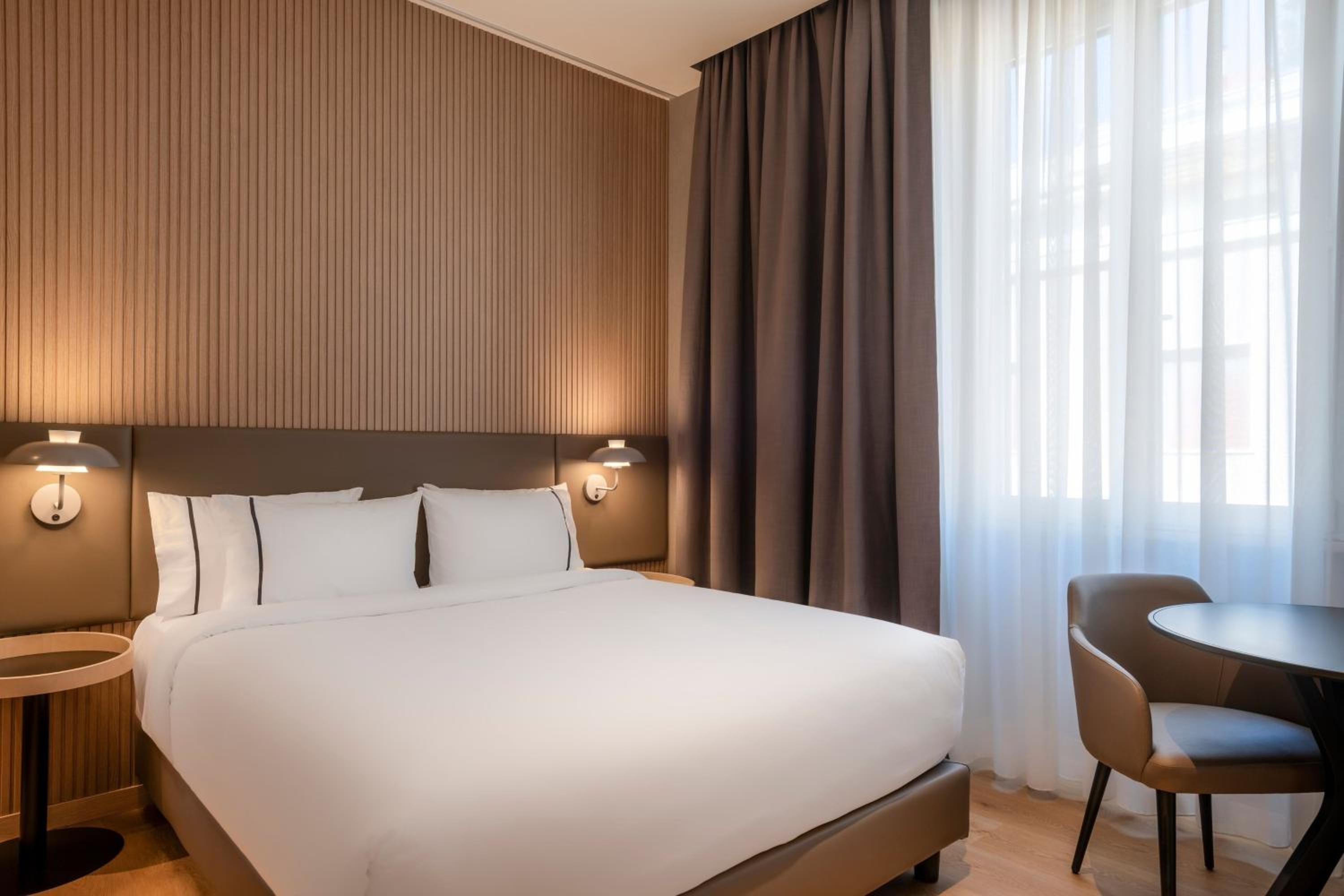 Deluxe Room with Balcony photo 3