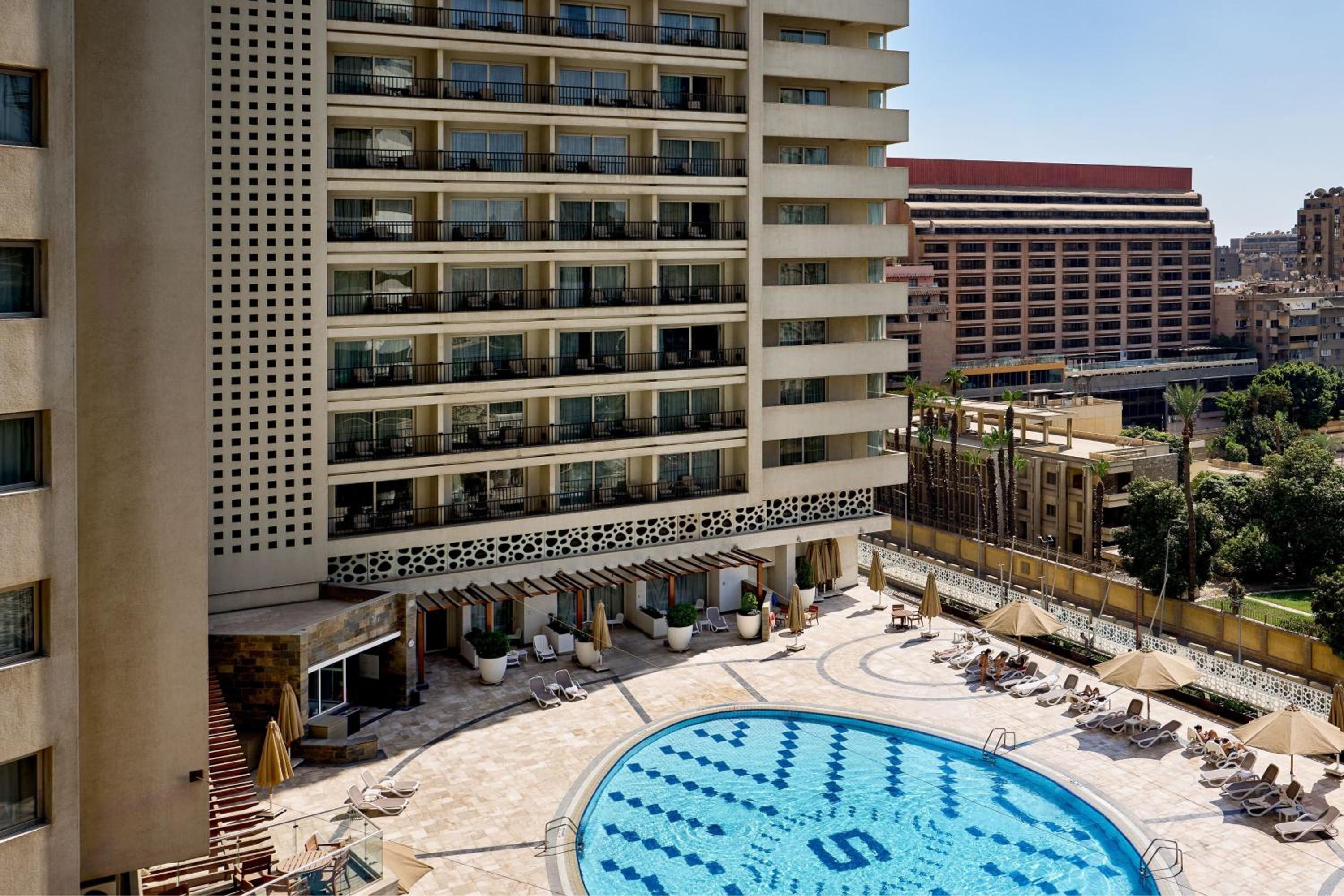 Sheraton Suite, Club lounge access, 1 King, Pool & City view - Photo 10