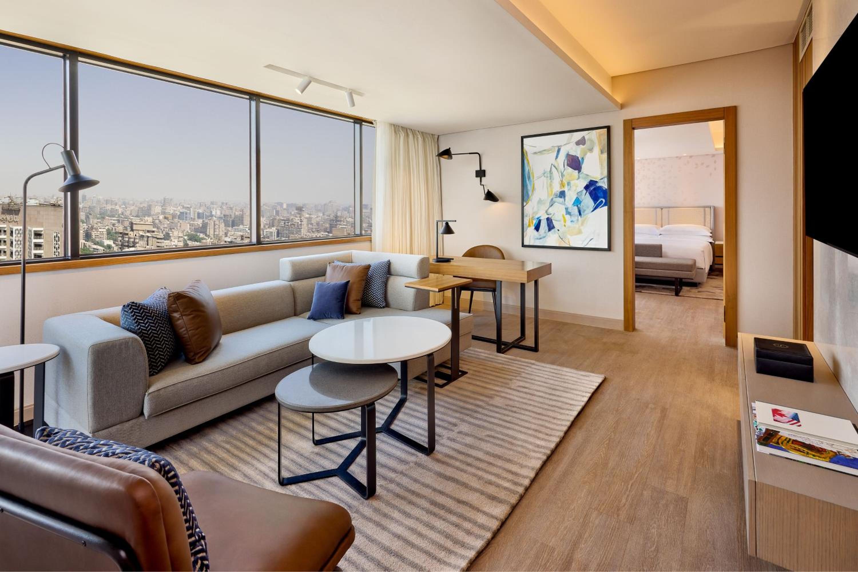 Sheraton Suite, Club lounge access, 1 King, Pool & City view - Photo 7
