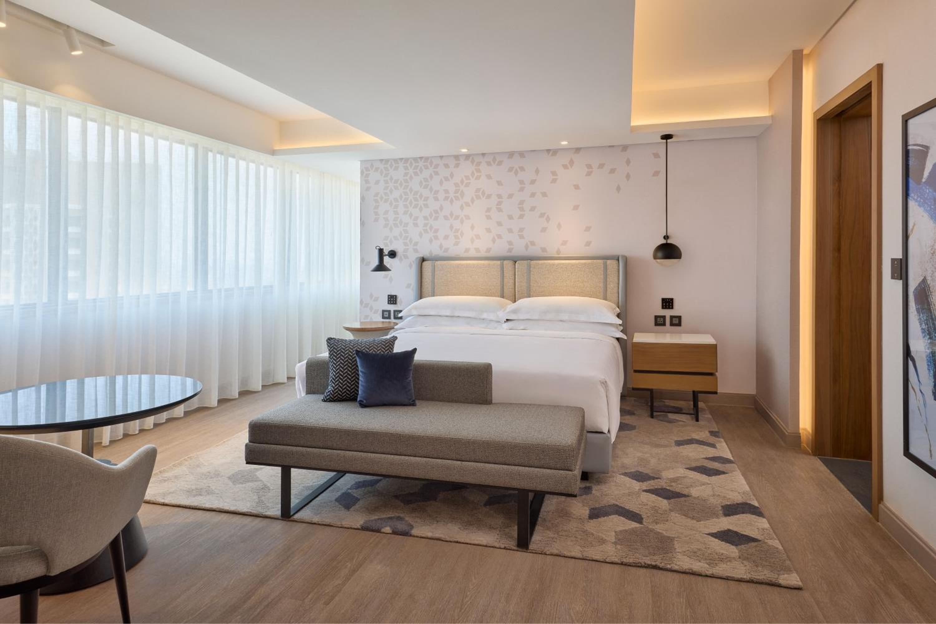 Sheraton Suite, Club lounge access, 1 King, Pool & City view - Photo 1