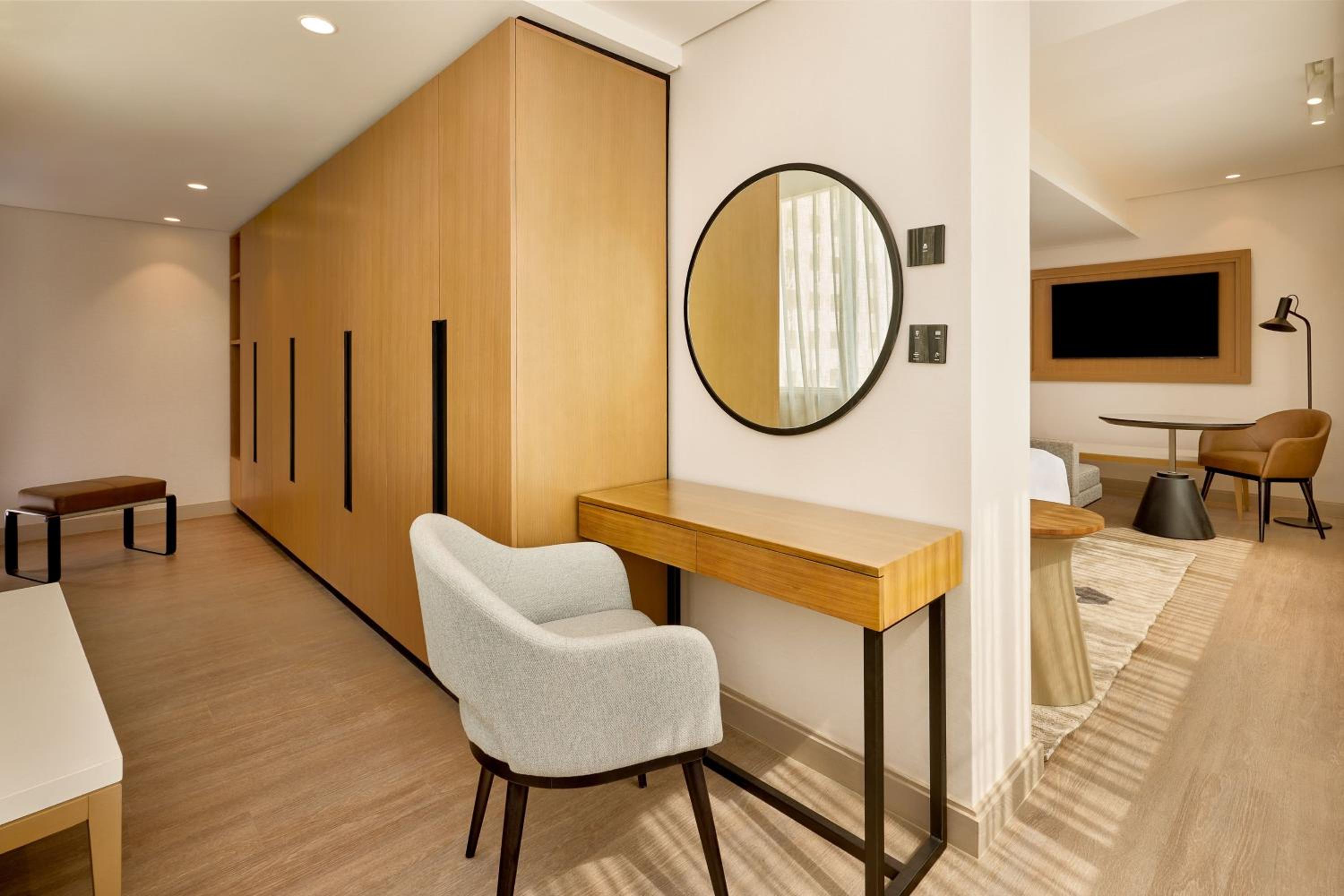 Sheraton Suite, Club lounge access, 1 King, Pool & City view - Photo 6