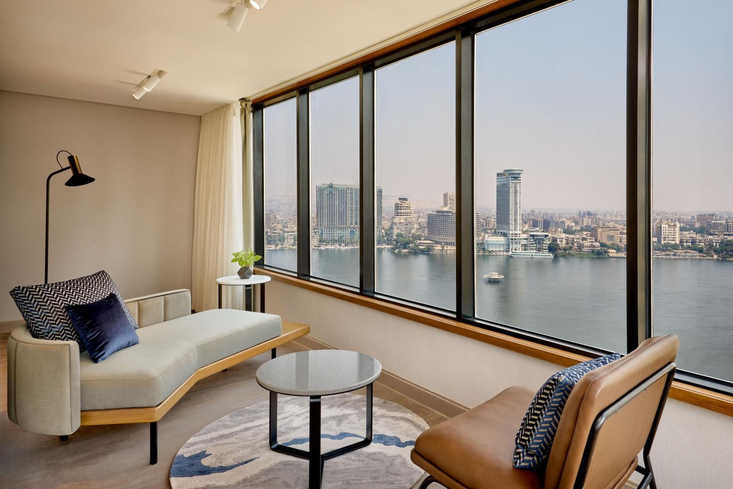 Sheraton Suite, Club lounge access, 1 King, Pool & City view - Photo 5