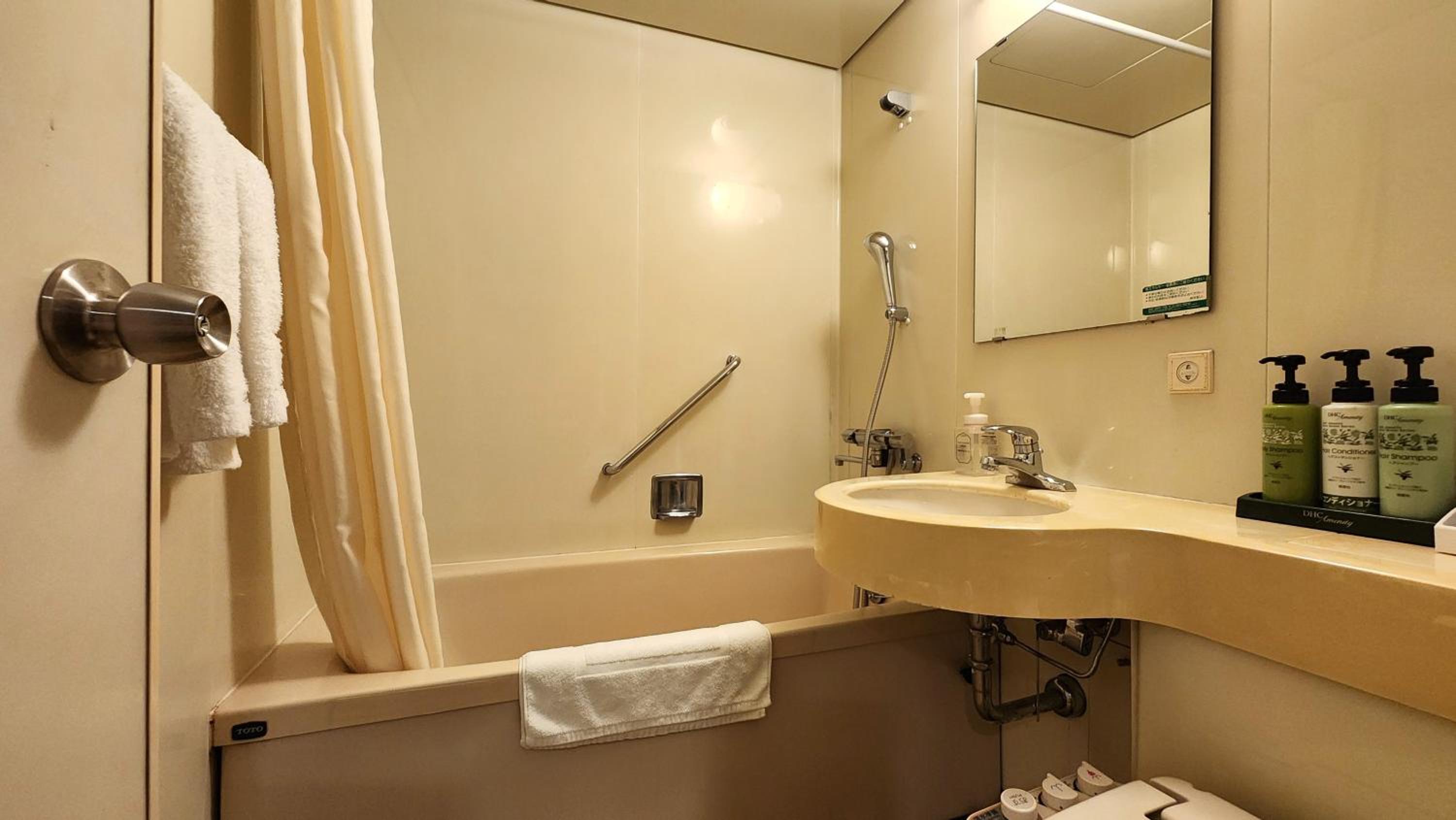 Twin Room - Non-Smoking - Photo 2