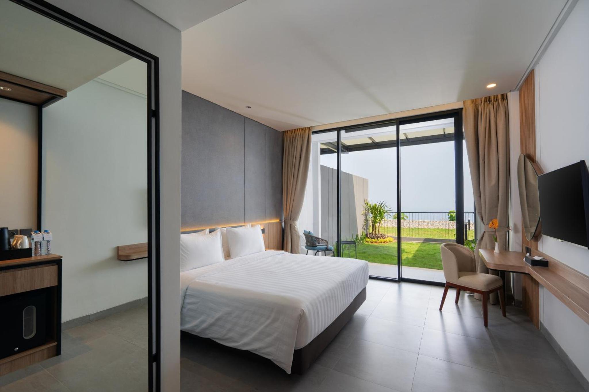Standard Queen Room with Garden
