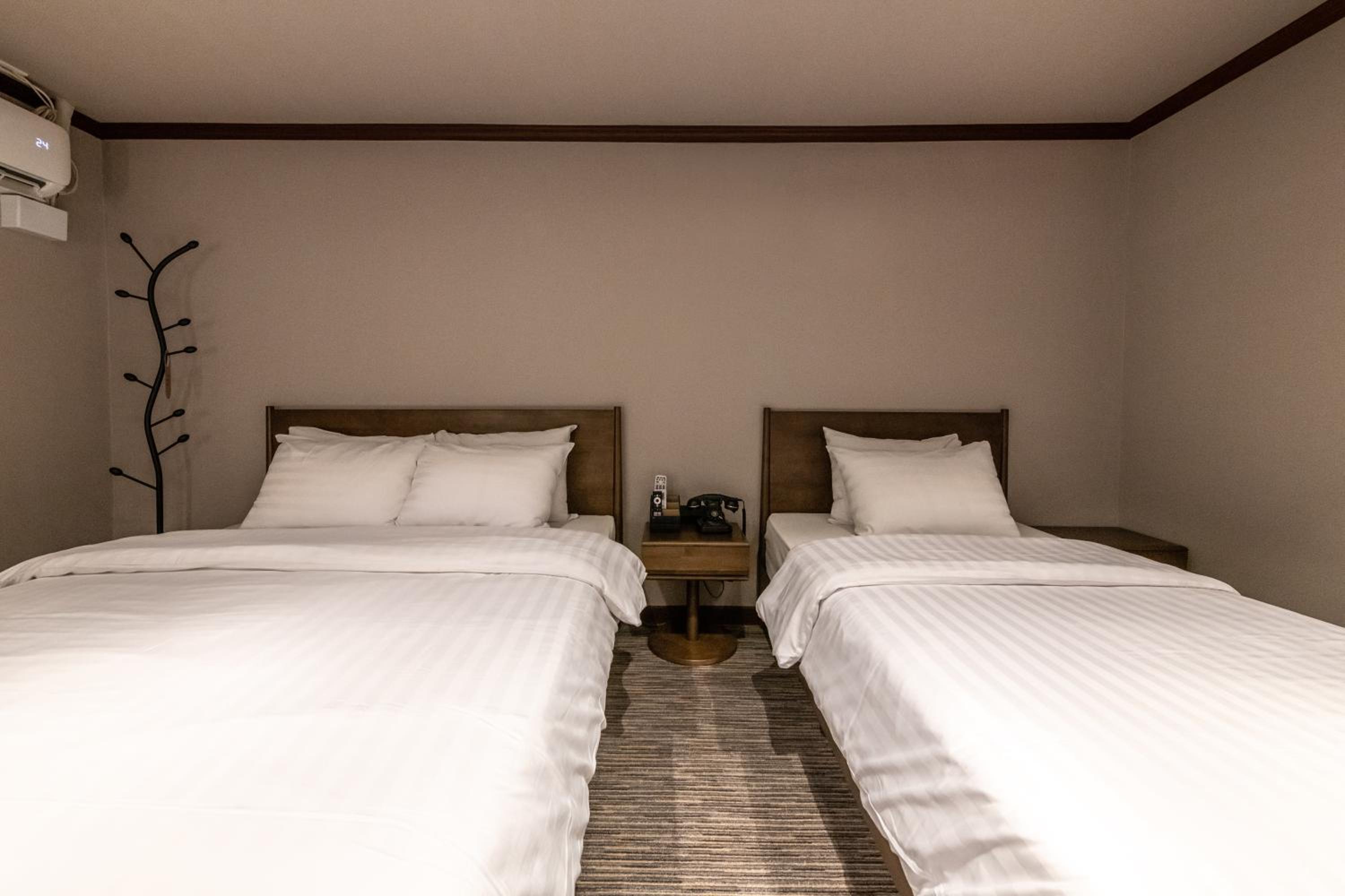 Twin Room - Photo 1