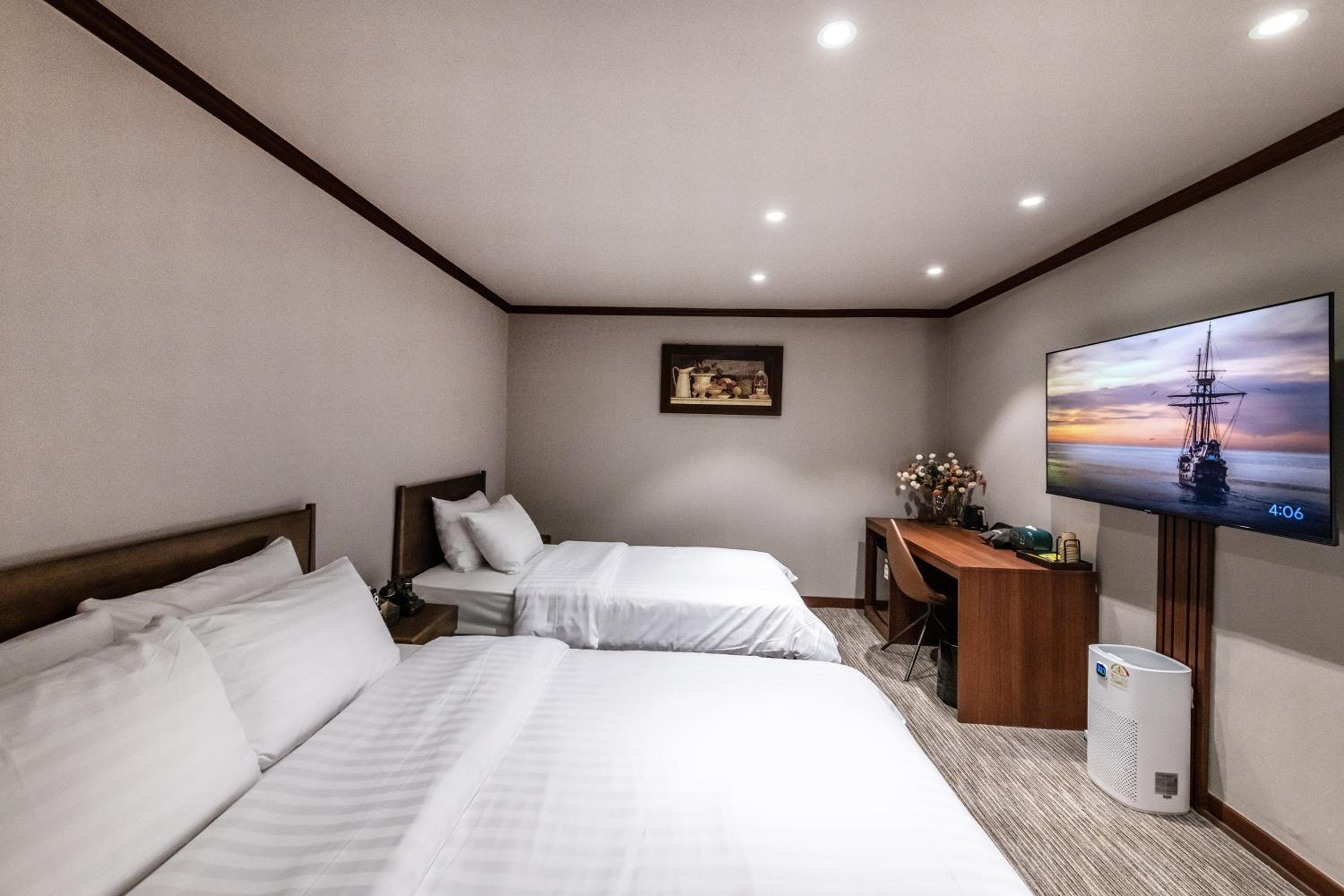 Twin Room - Photo 12