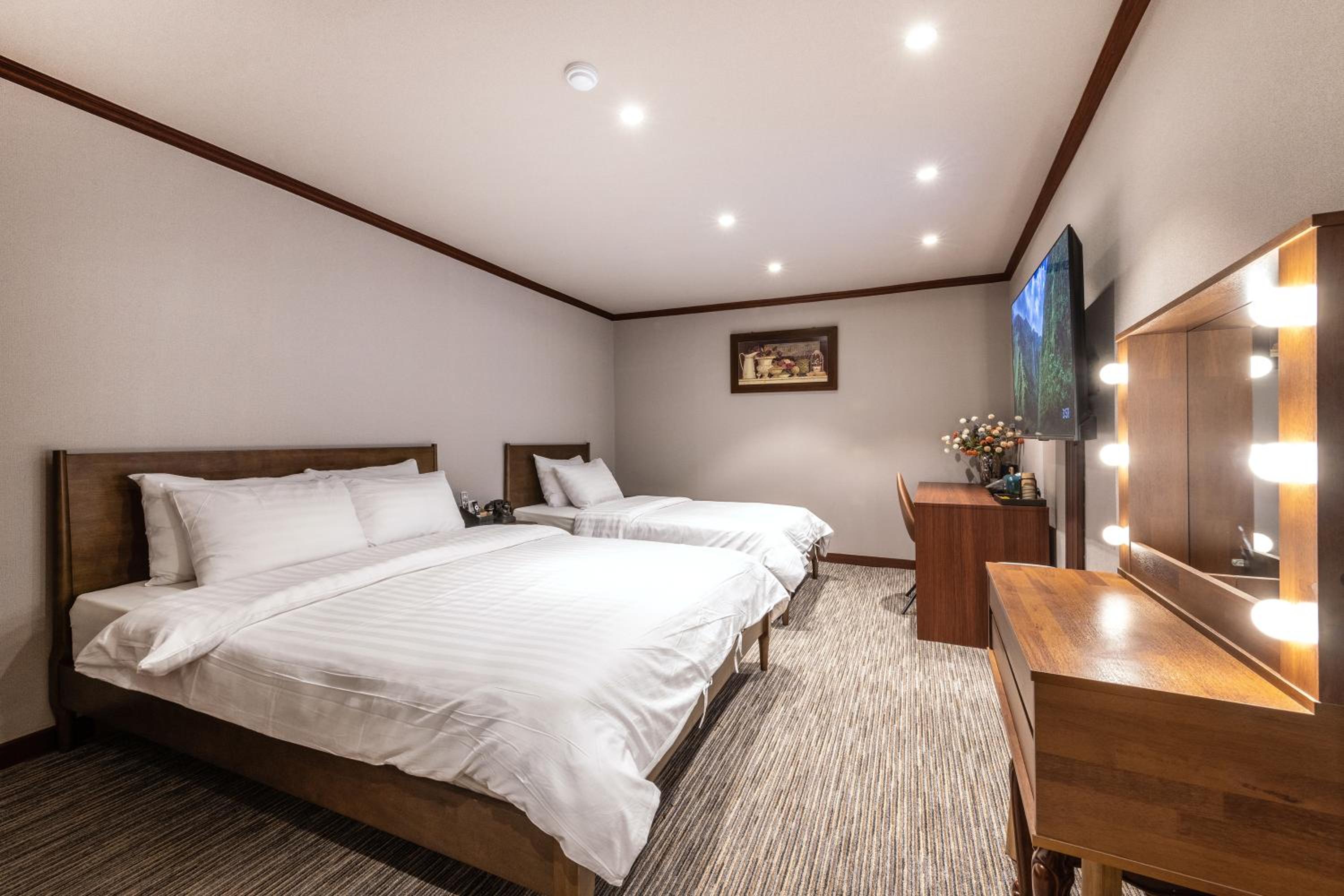 Twin Room - Photo 11