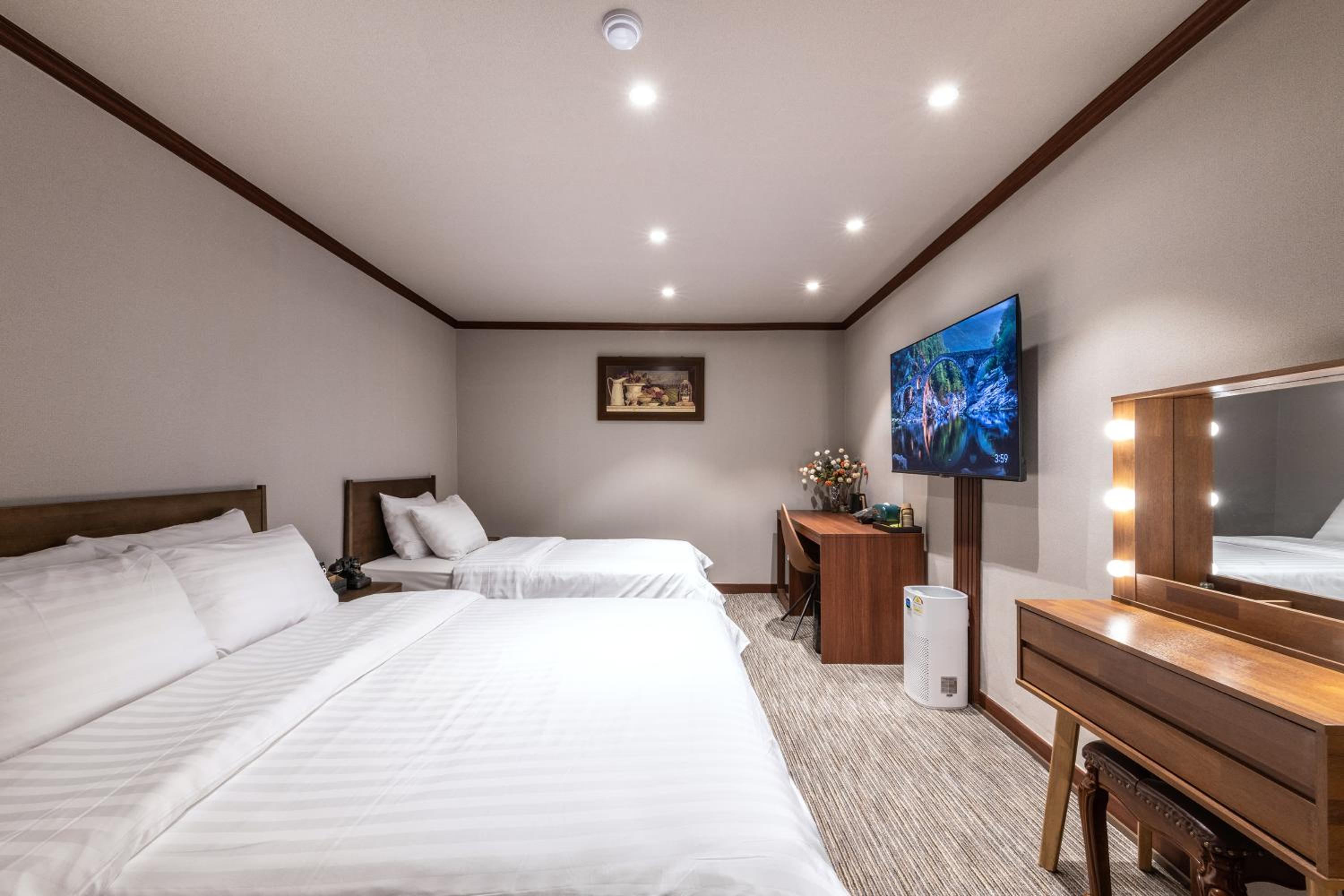 Twin Room - Photo 2