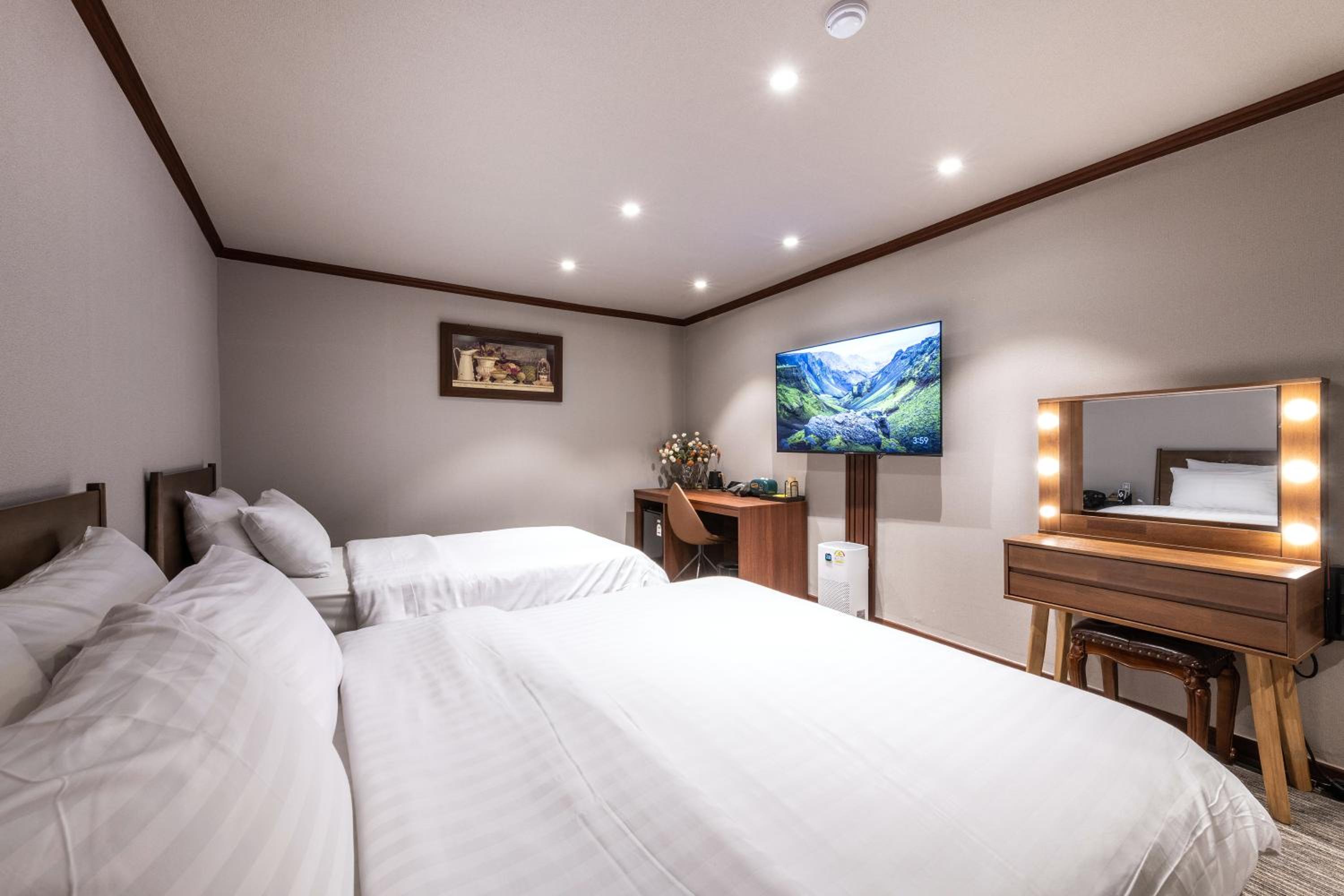 Twin Room - Photo 3