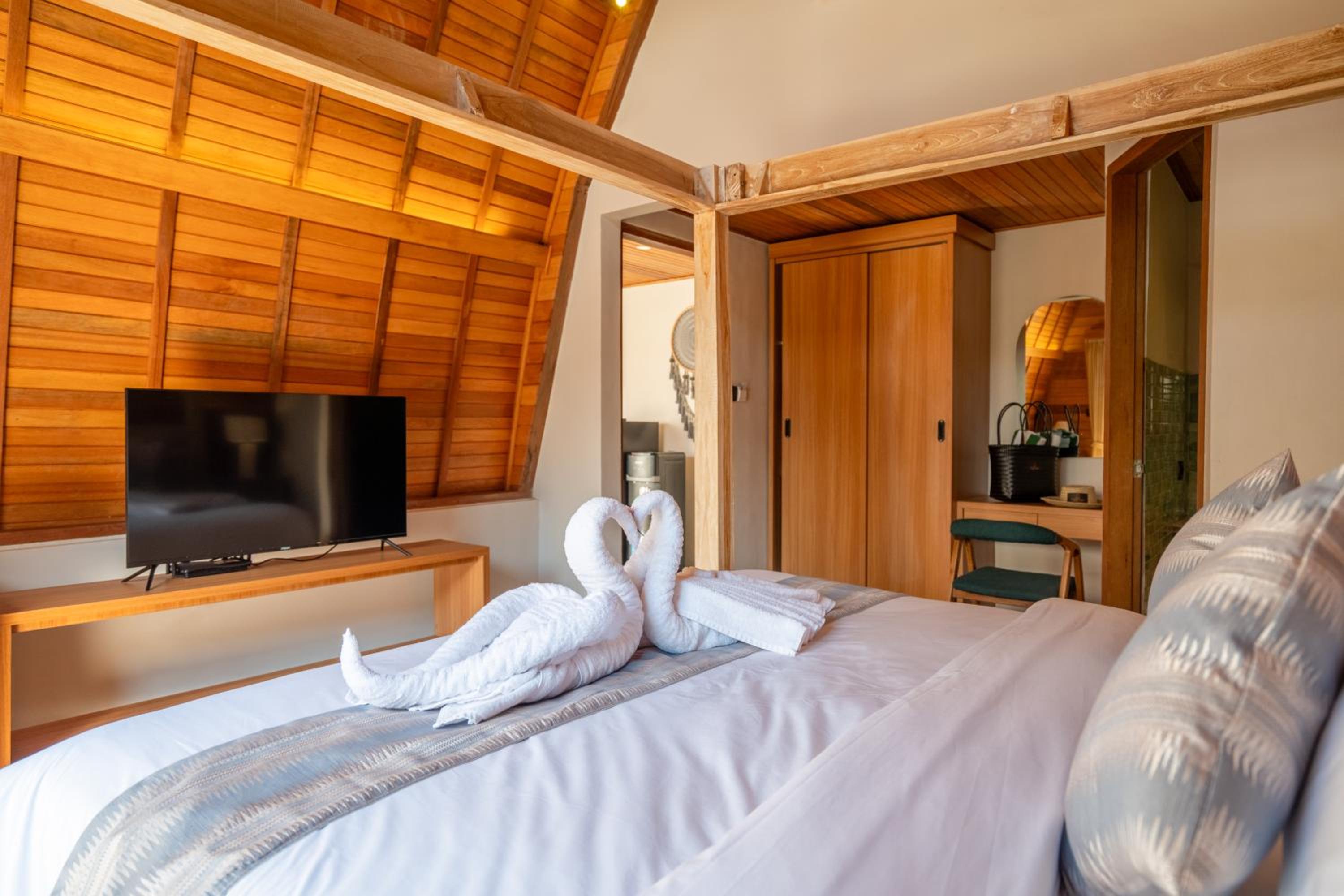 Suite - Photo 13