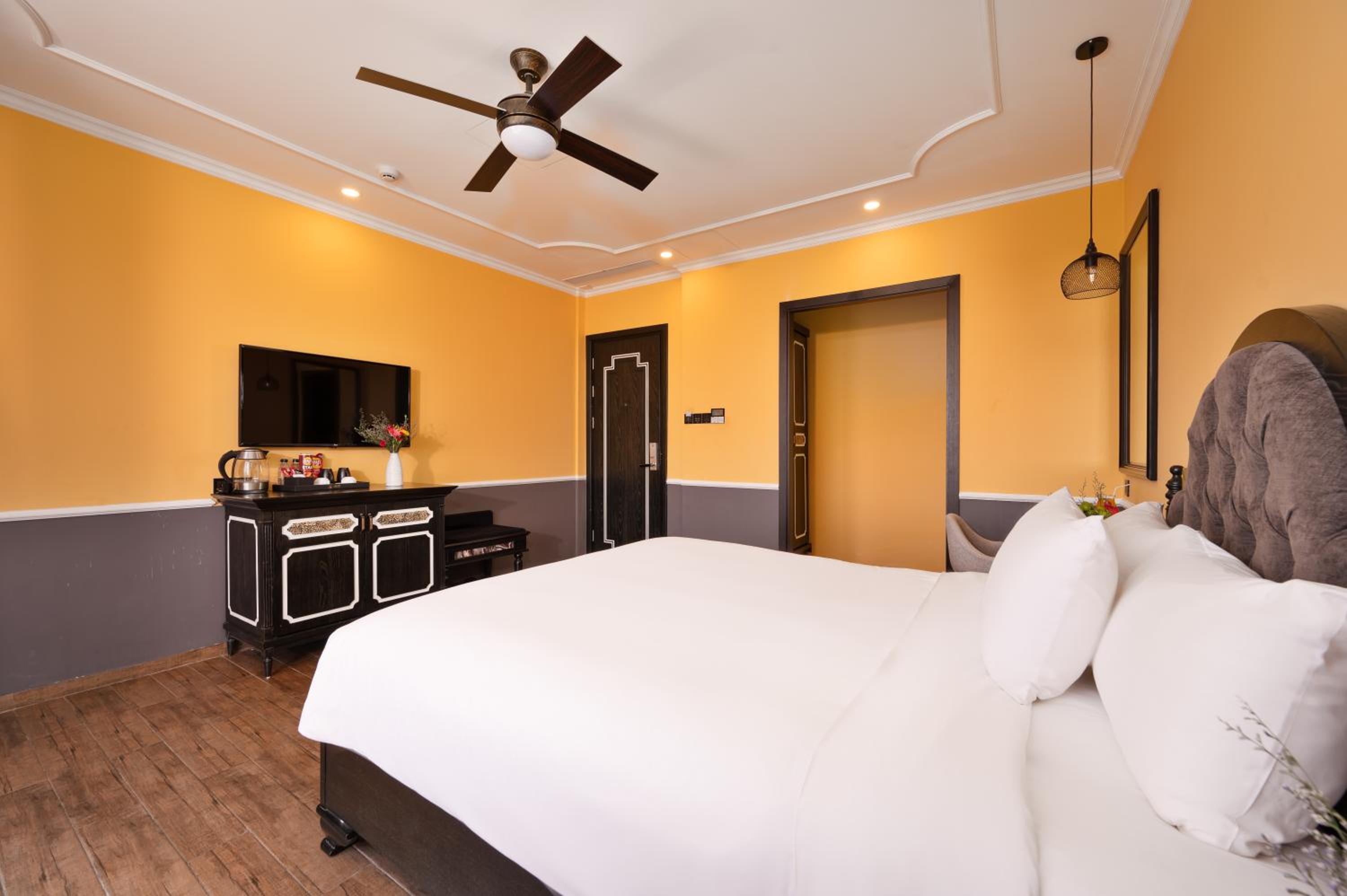 Deluxe Double Room with Balcony - Photo 2