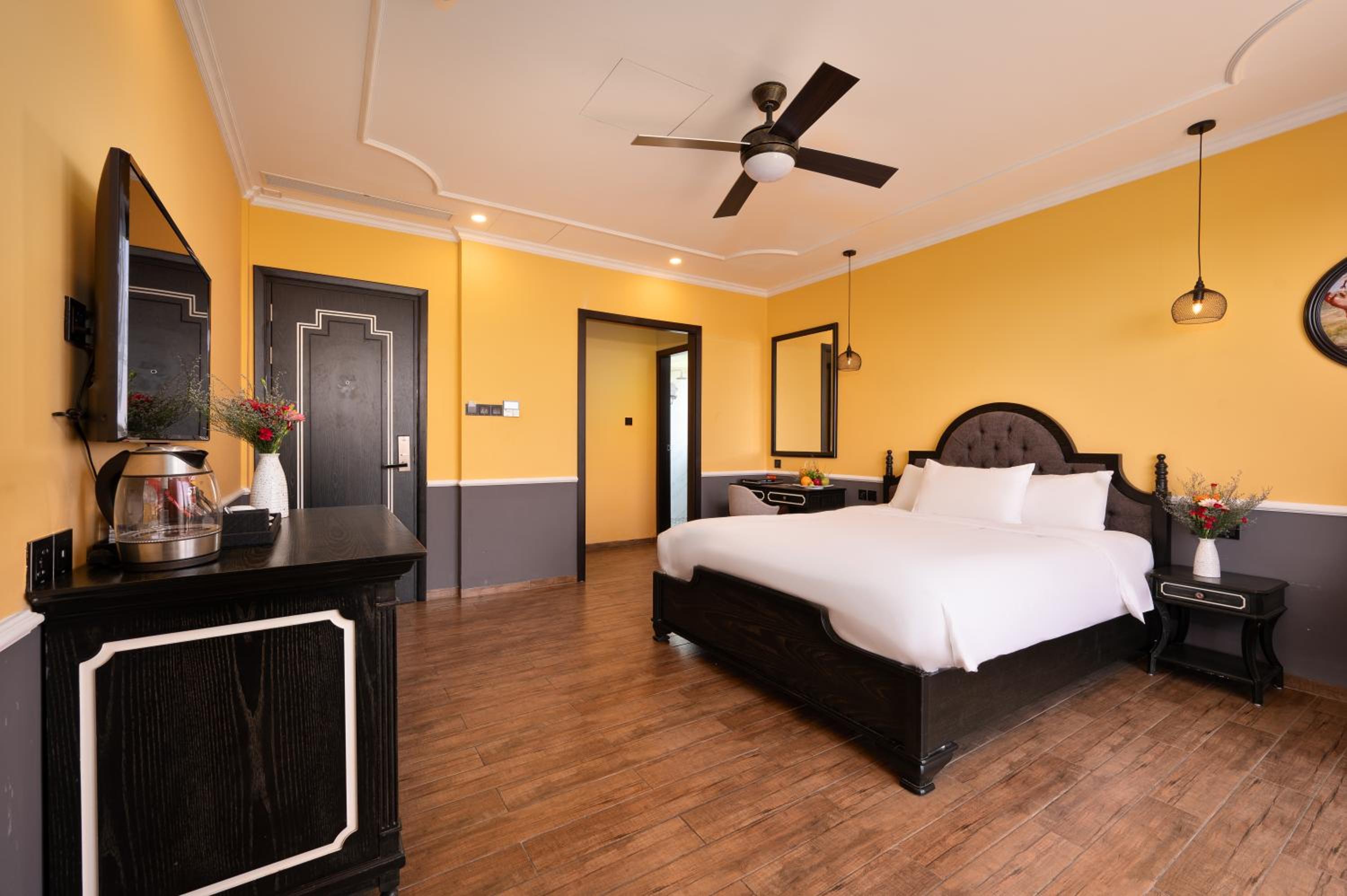 Deluxe Double Room with Balcony - Photo 5