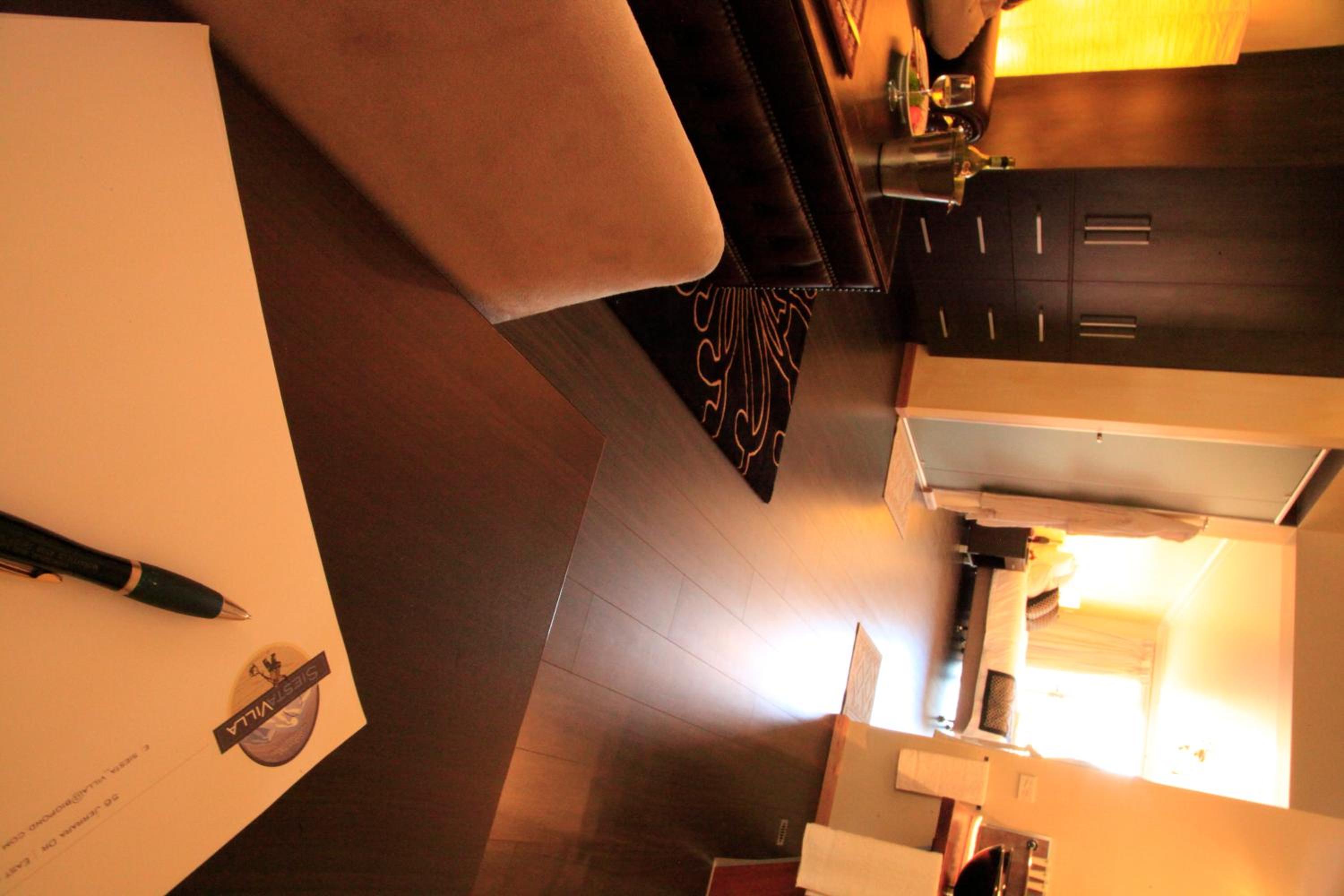 Deluxe King Room with Balcony and Lake View photo 3