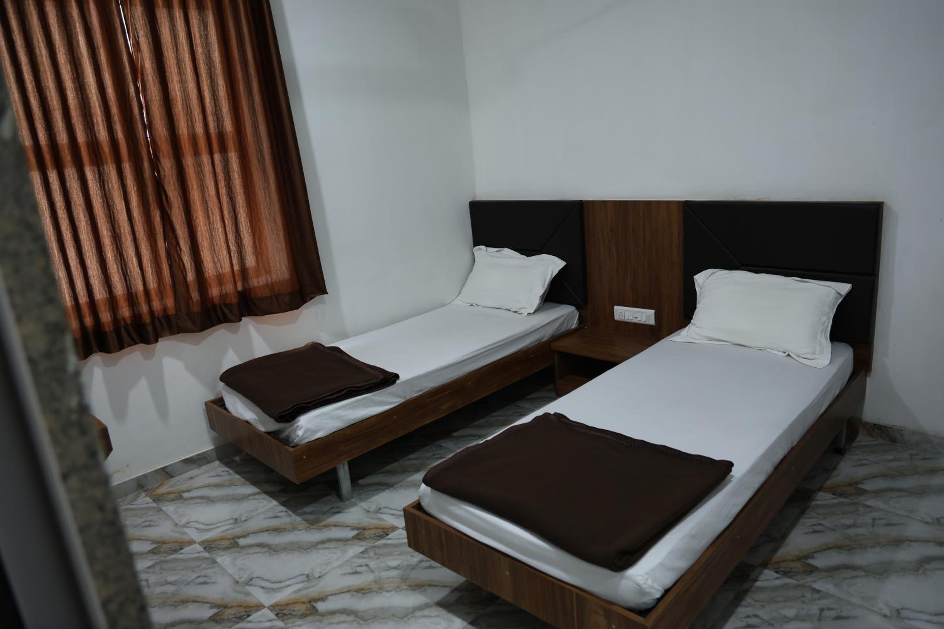 Standard Double Room With Fan photo 2