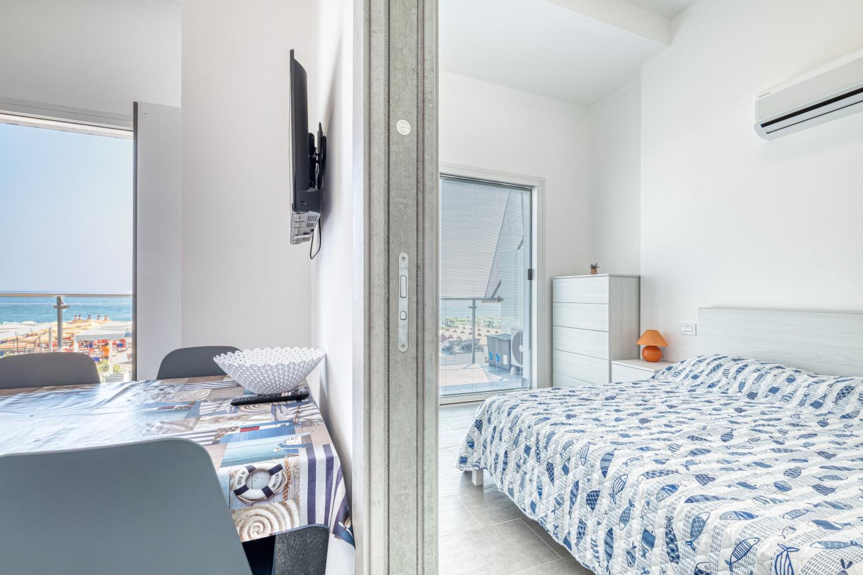 Apartment with Balcony and Sea View 1 photo 2