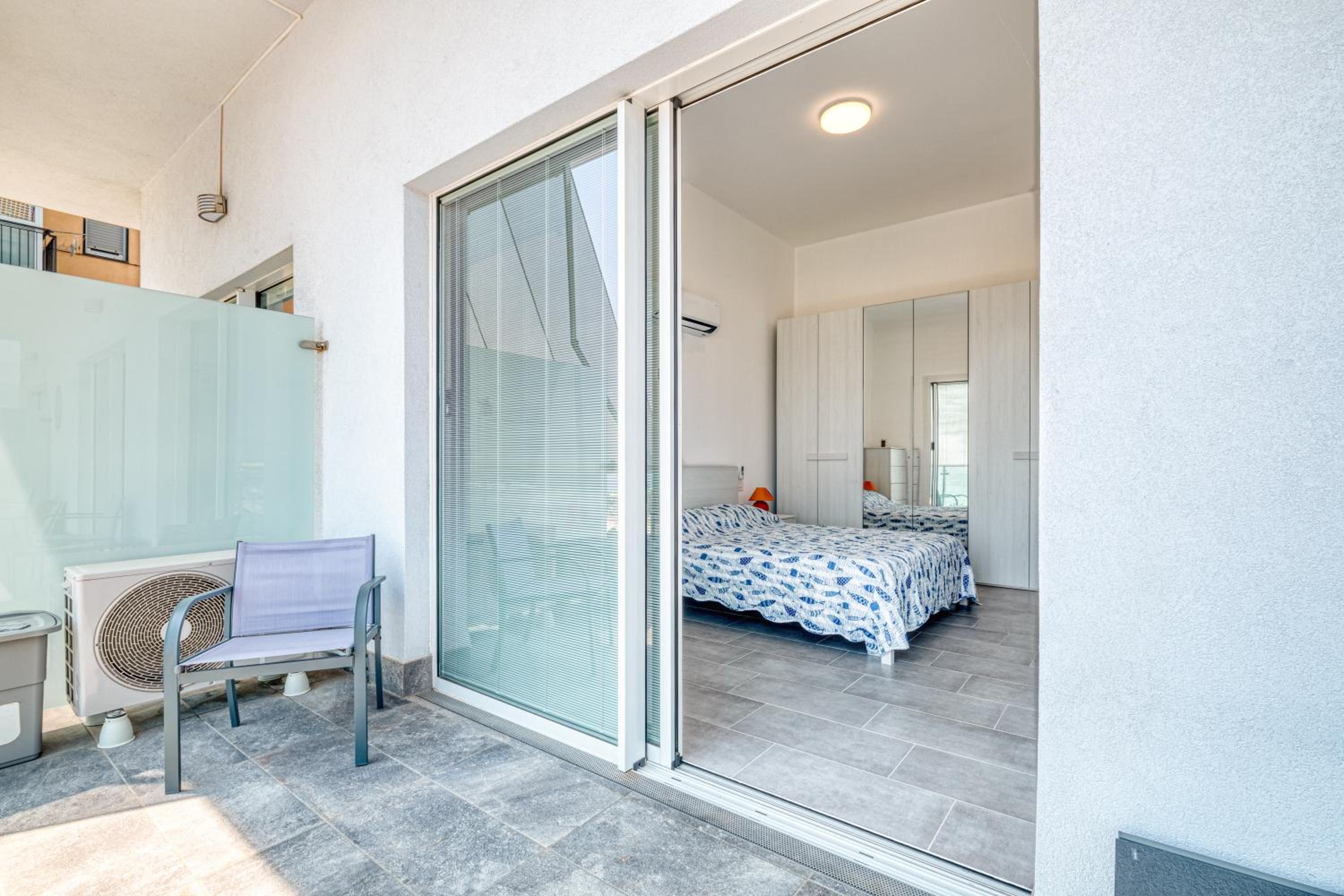 Apartment with Balcony and Sea View 1 photo 3