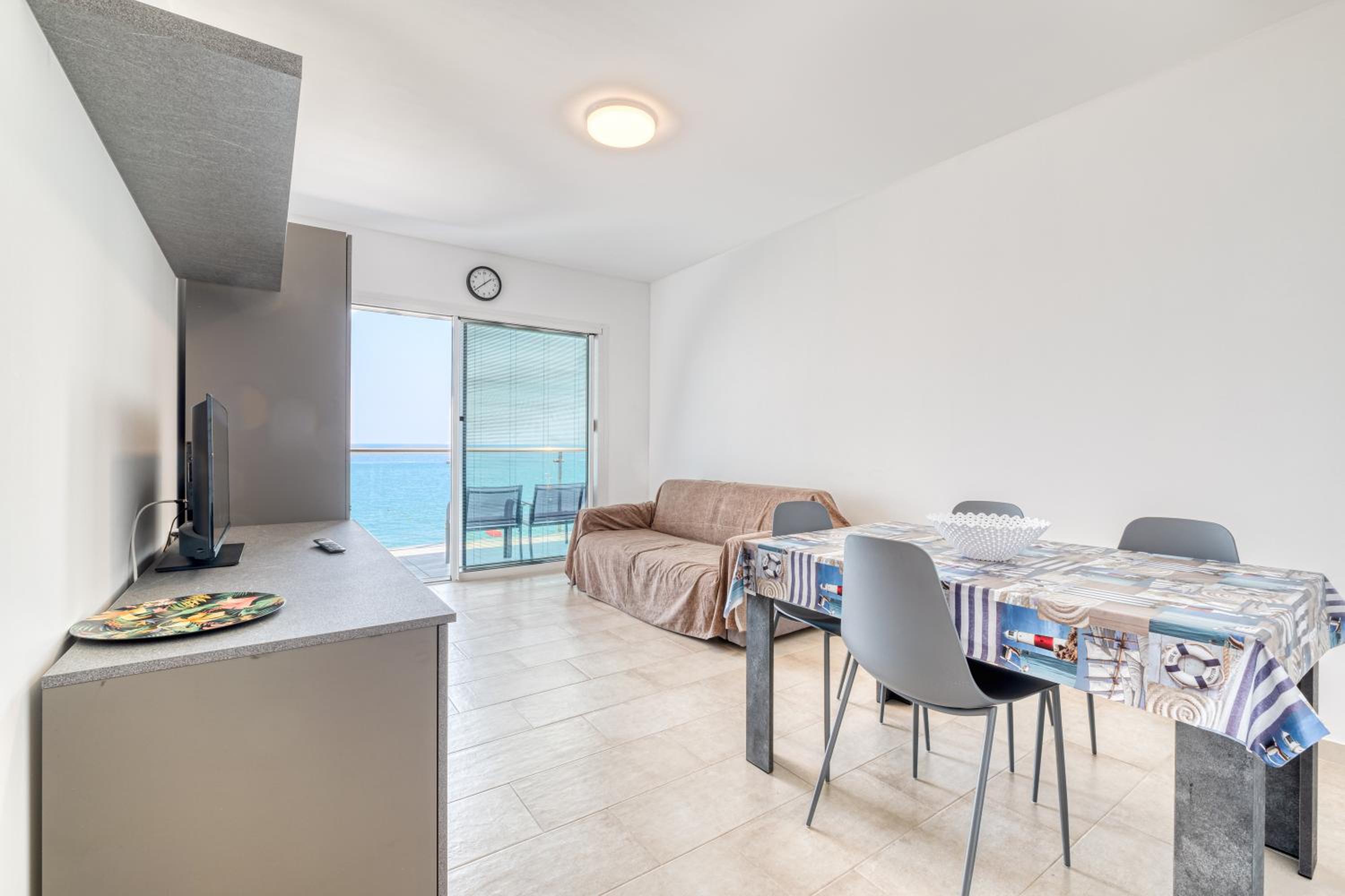 Apartment with Balcony and Sea View 2 photo 2