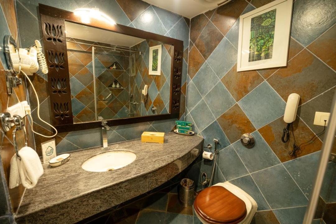 Deluxe Room Partial River View - Photo 2