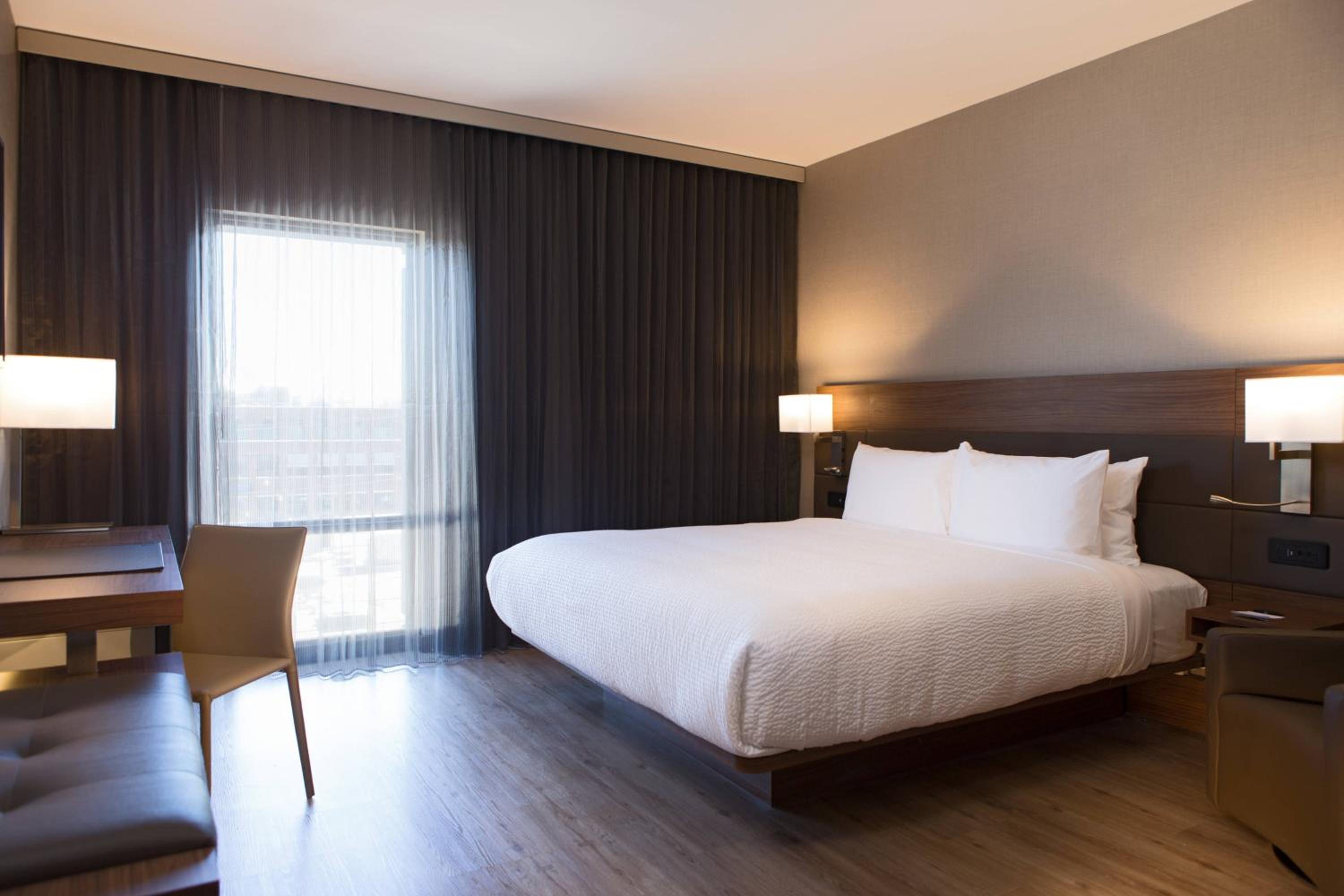 King Room with Bathtub - Mobility Access/Hearing Accessible