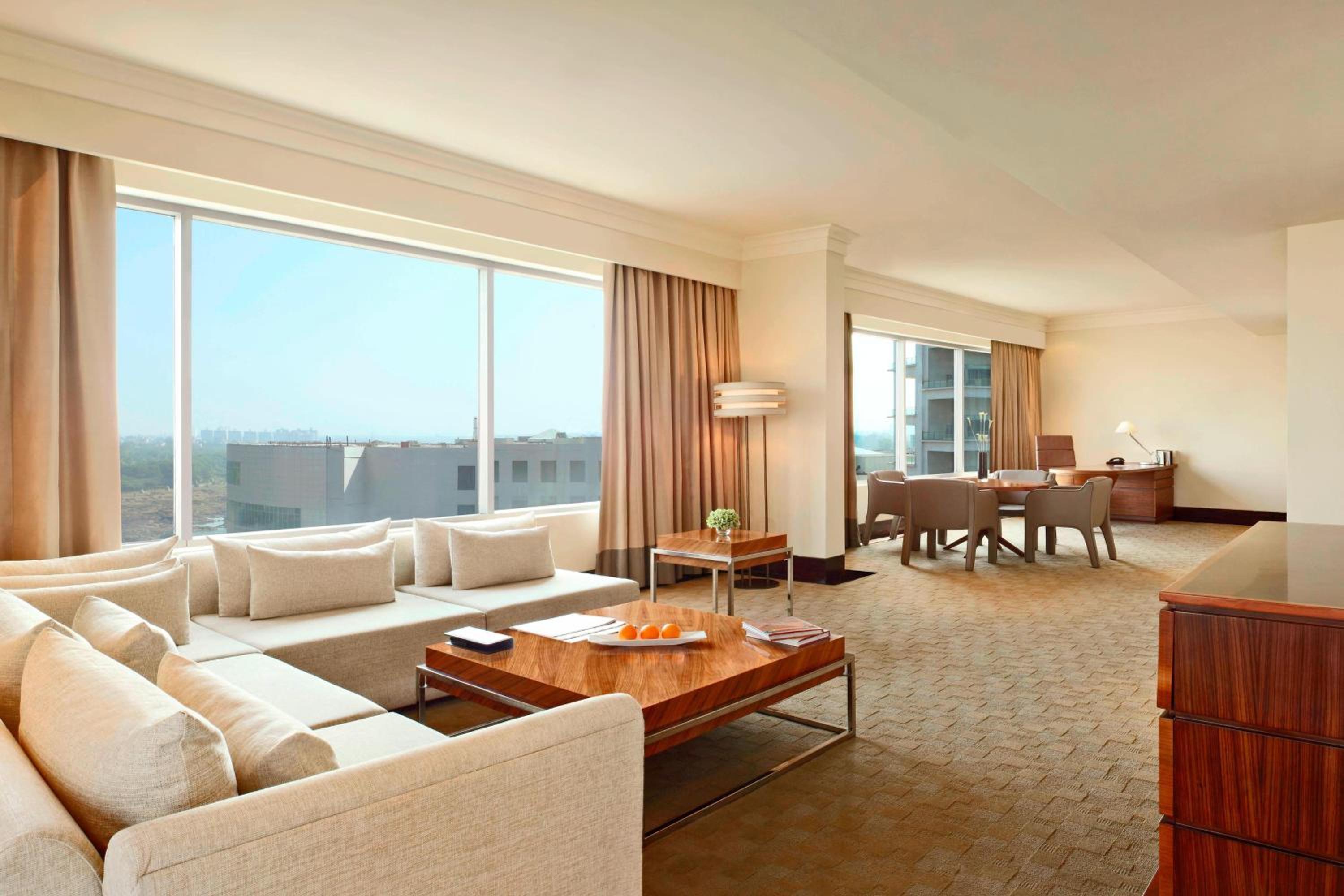 1 King Bed, Executive Lounge Access, Large Private Terrace, Penthouse Suite - Photo 7