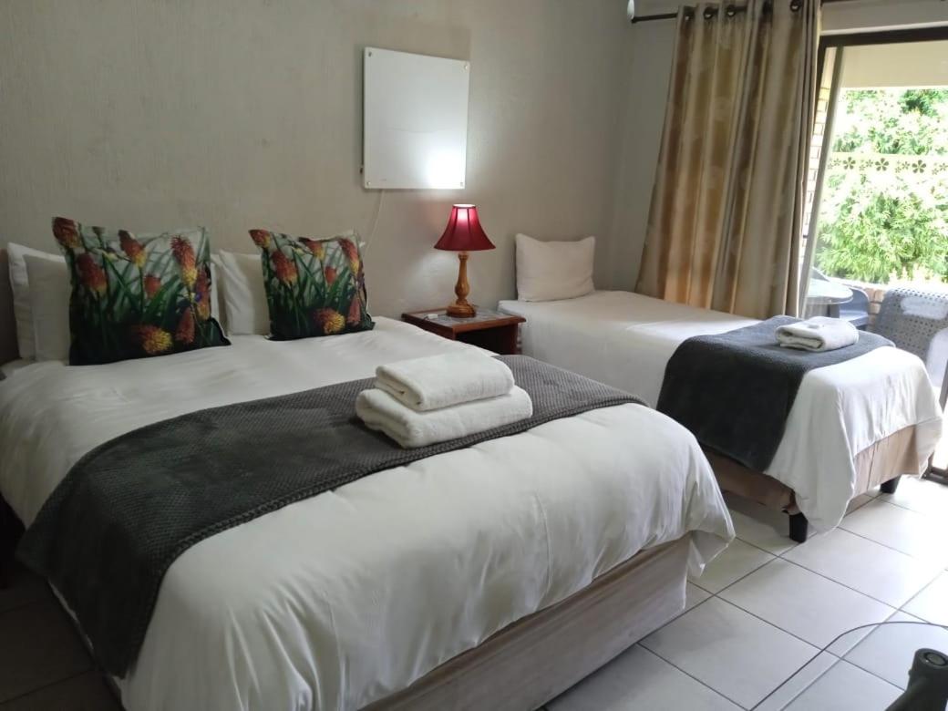 Twin Room with Shower photo 2