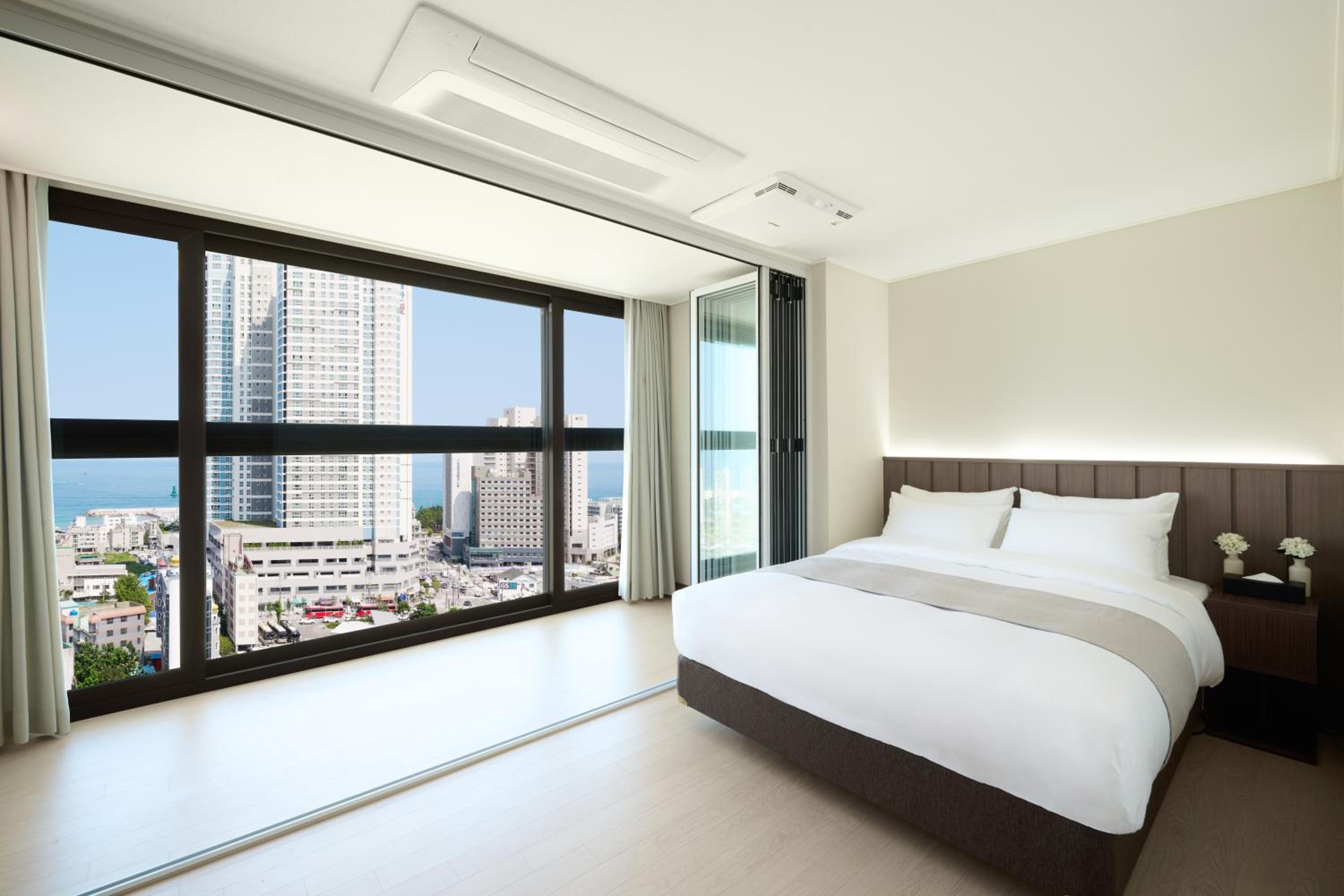 Standard Queen Ocean View