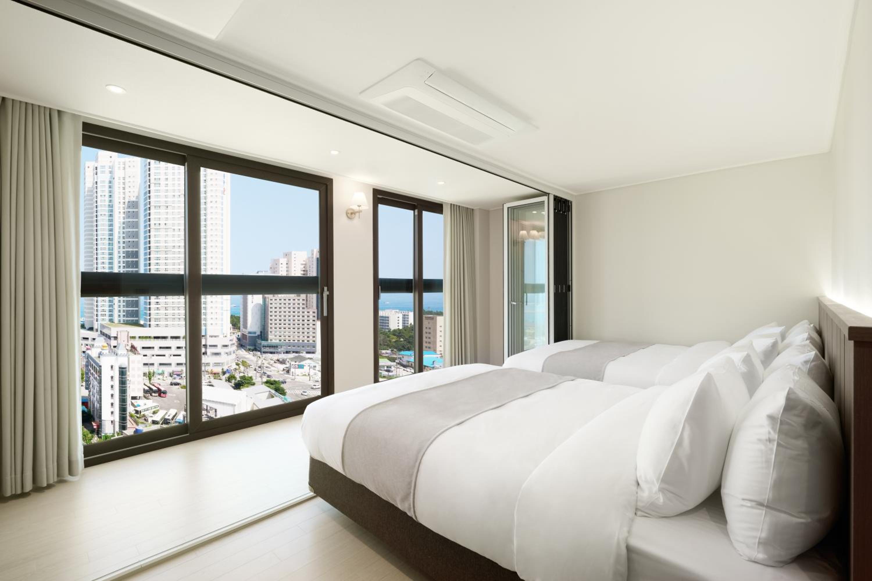 Deluxe Family Queen Ocean View