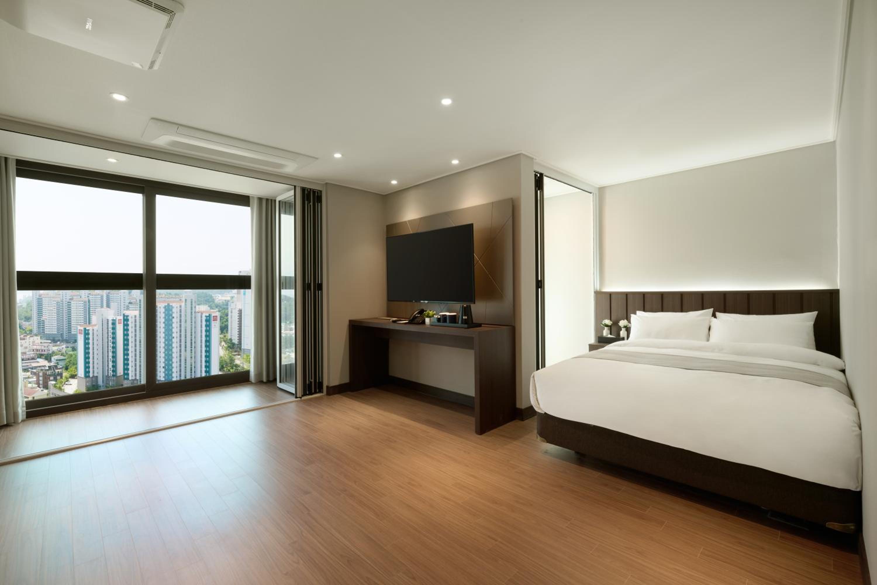 Premier Queen Partial Ocean View