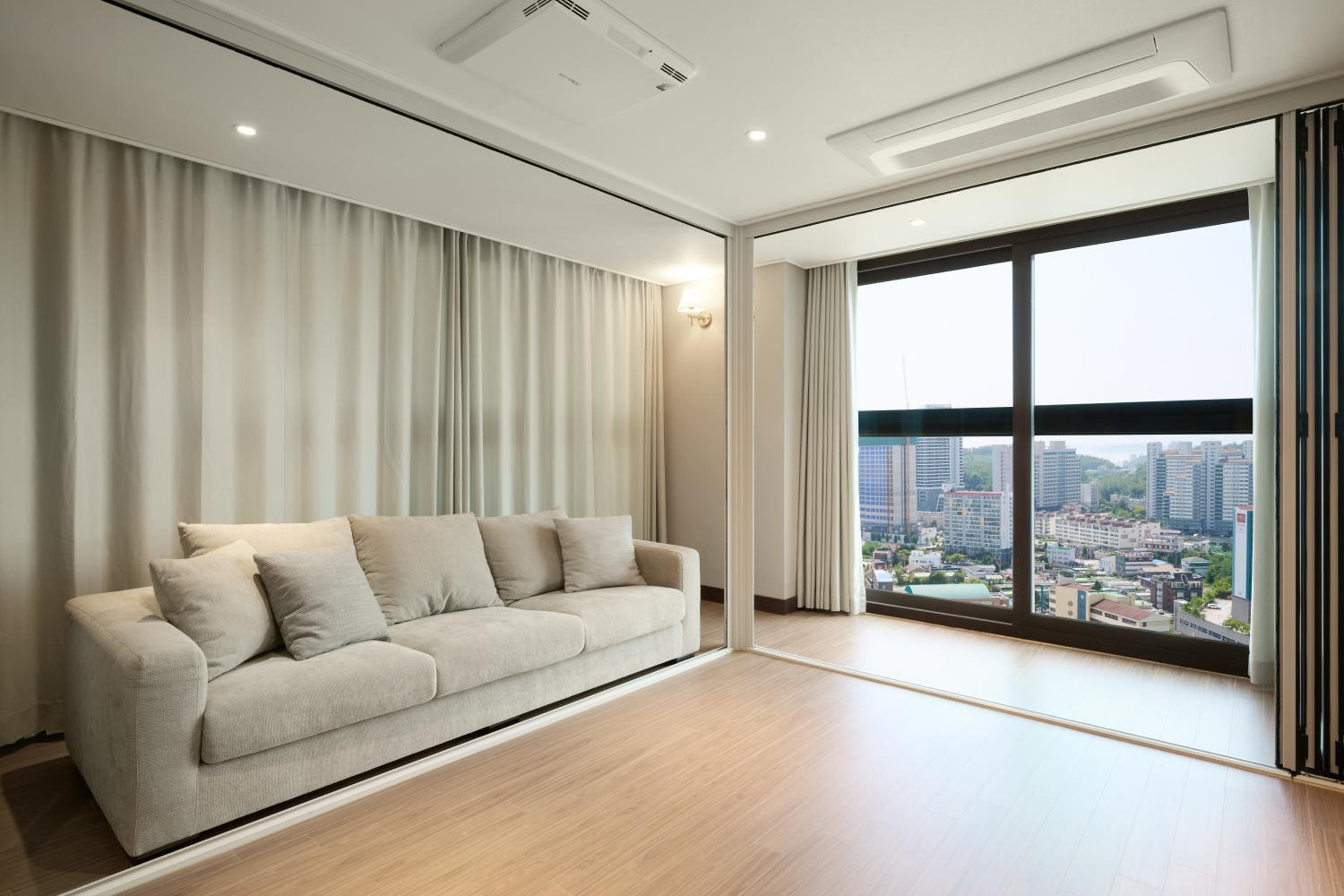 Premier Queen Partial Ocean View photo 3