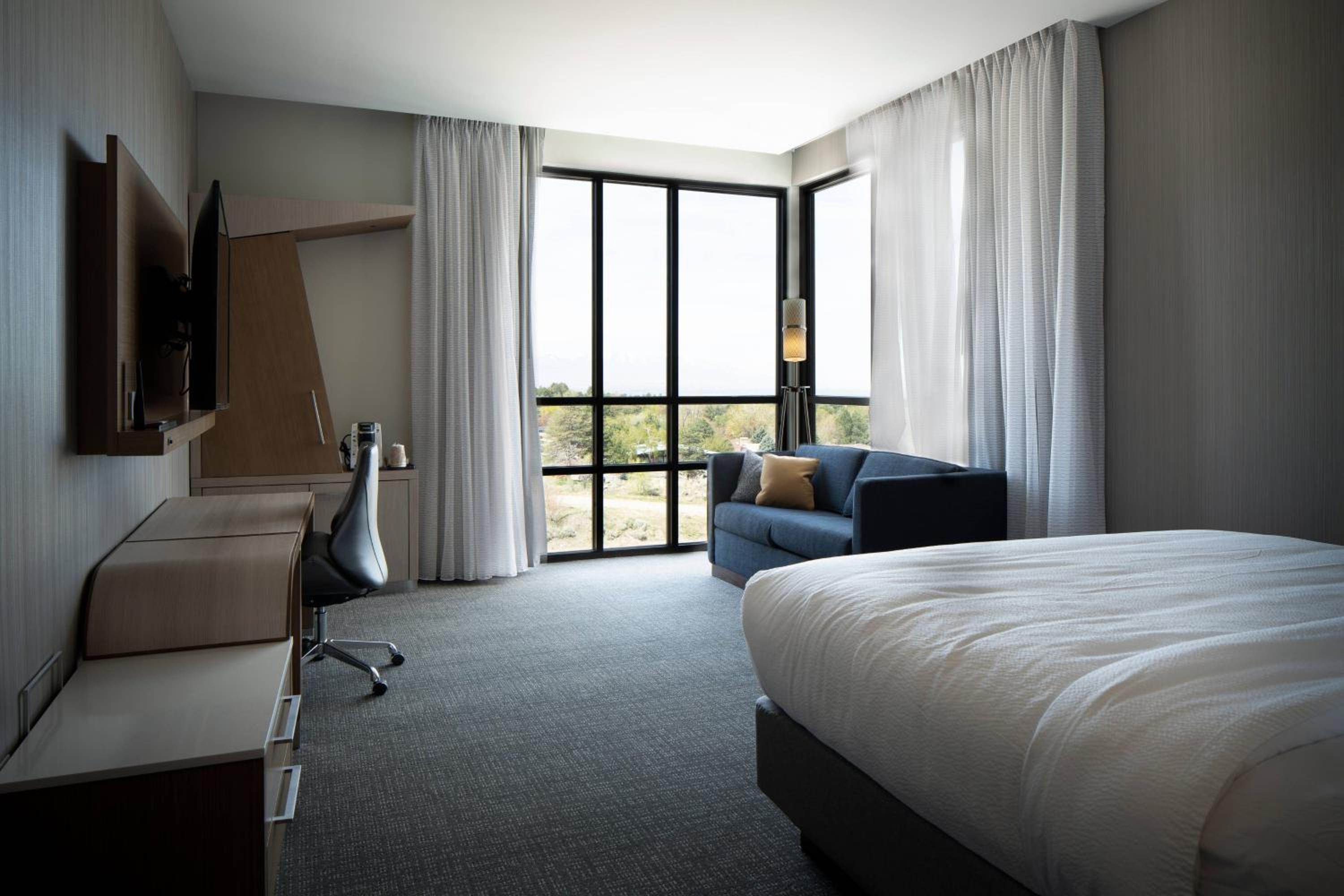 Guest room, 1 King, Sofa bed, Mountain view, Upper floor - Photo 2