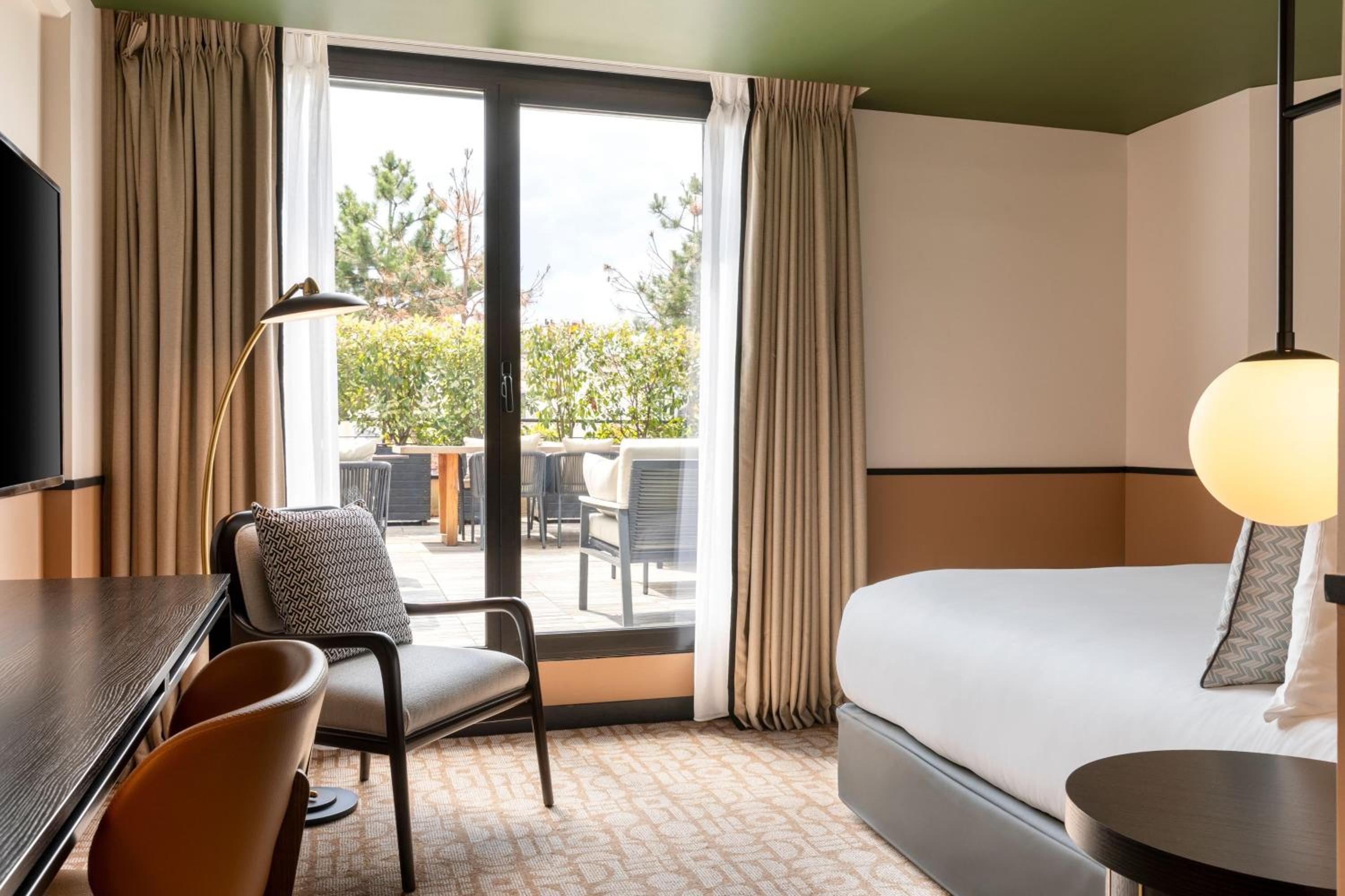Deluxe King Room with Terrace - Photo 10