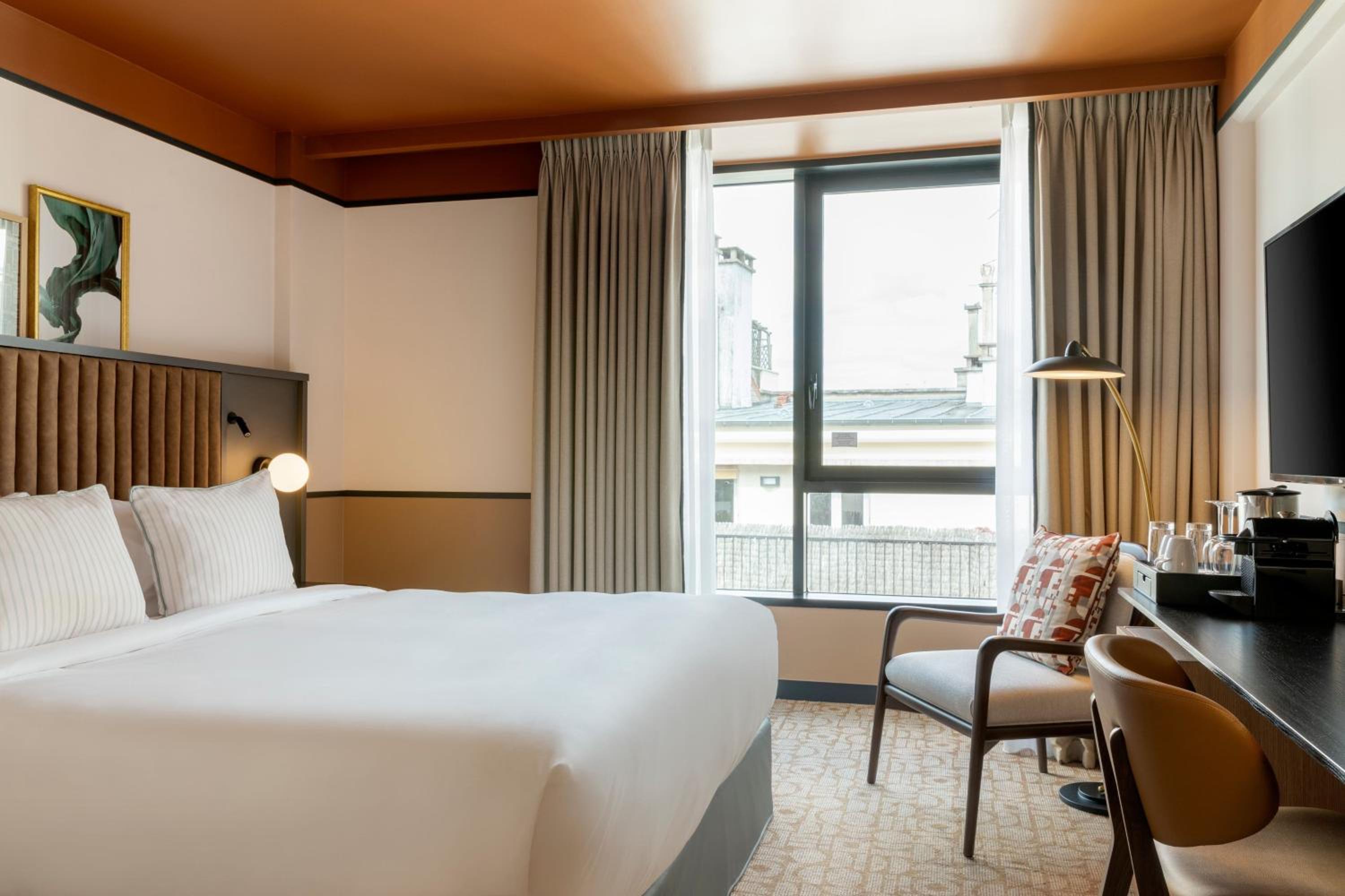 Standard King Room - Photo 7