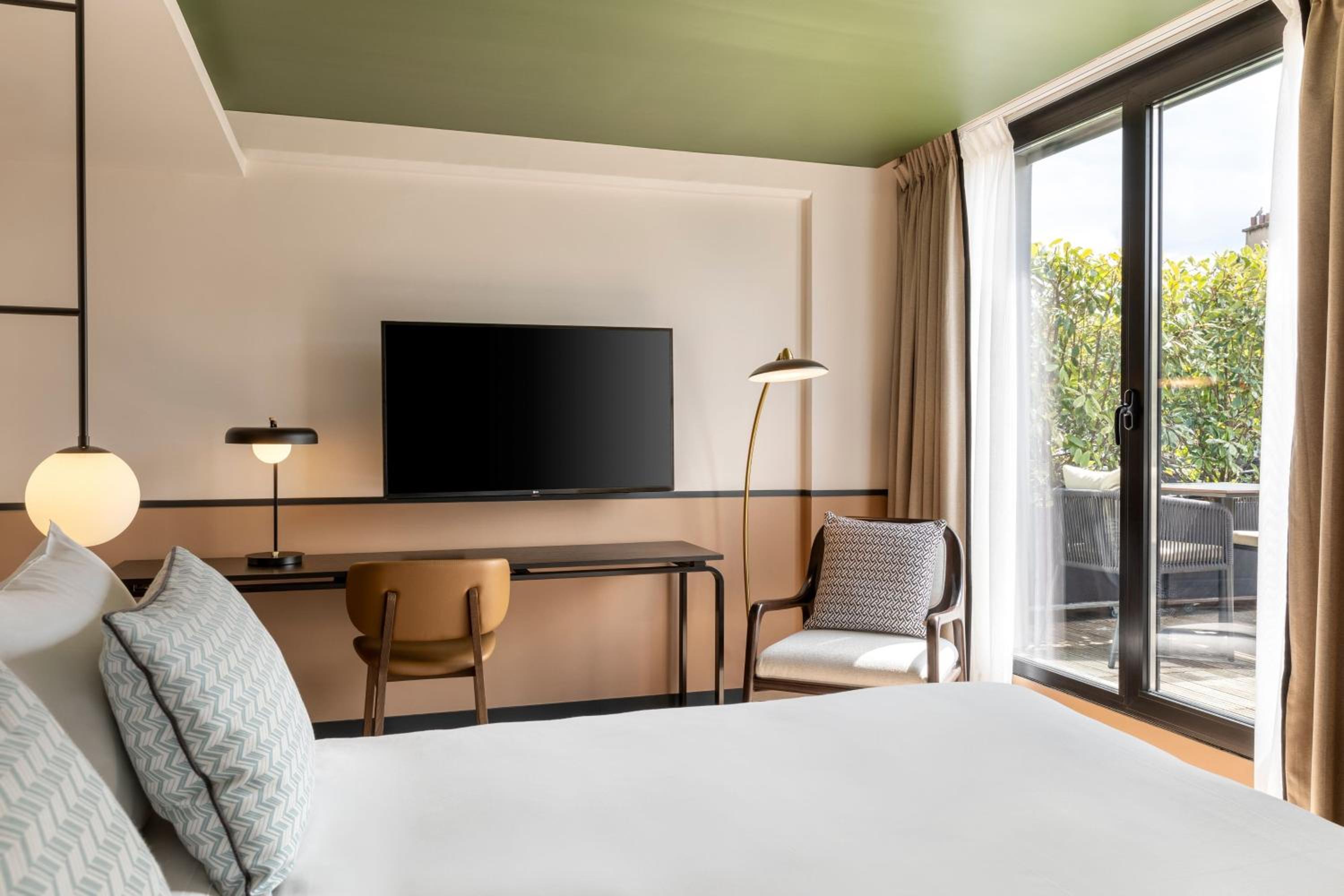 Deluxe King Room with Terrace - Photo 8