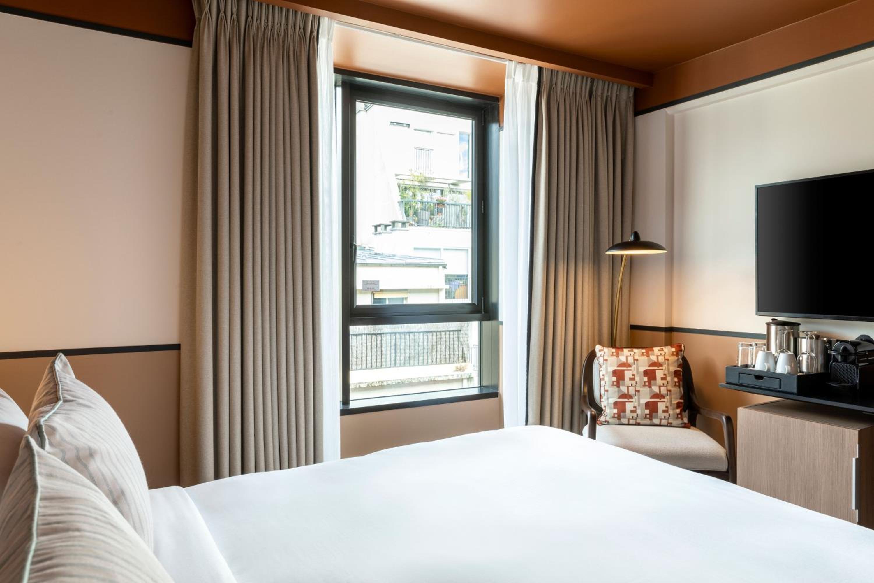 Standard King Room - Photo 8
