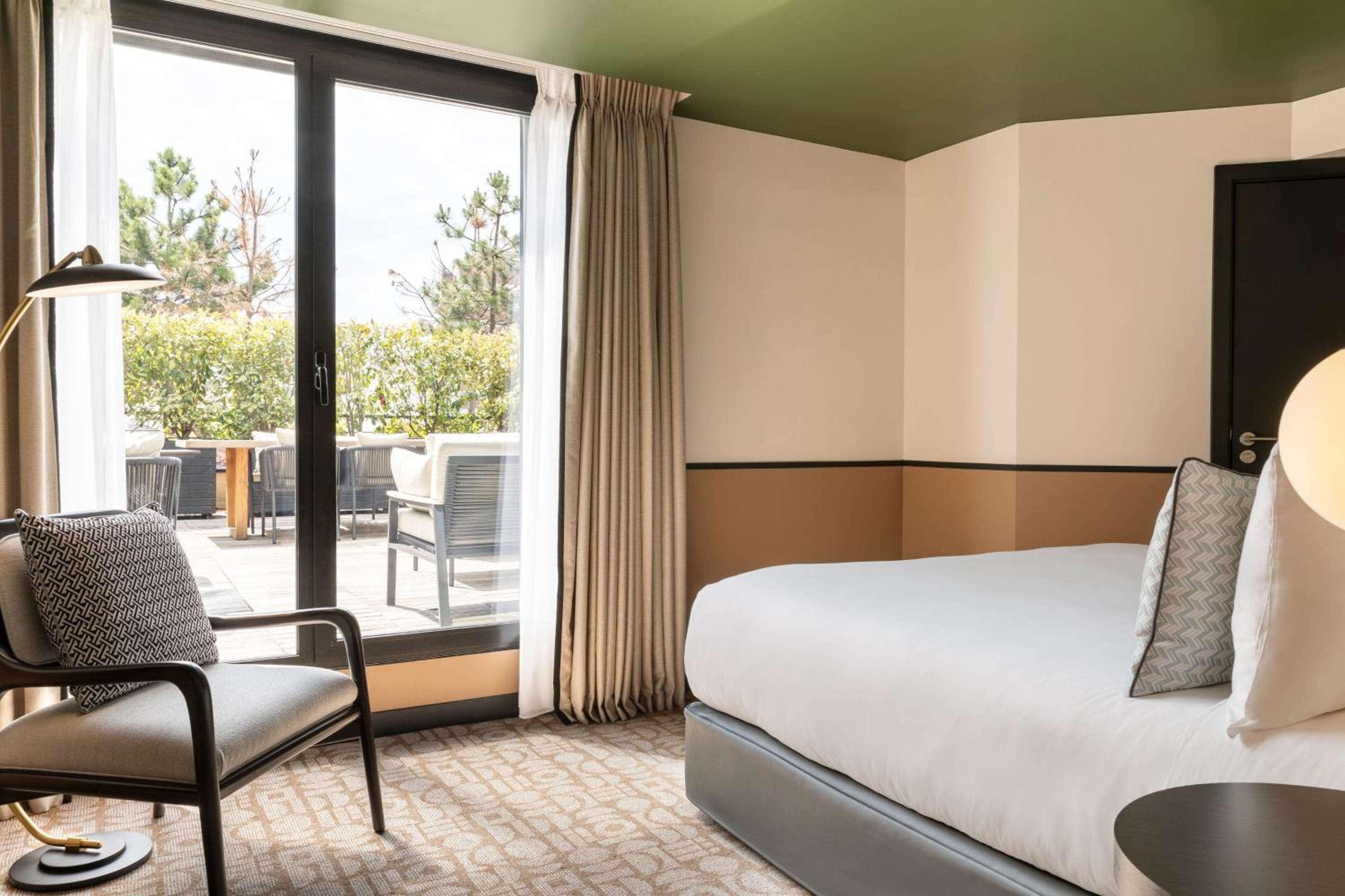 Deluxe King Room with Terrace - Photo 7