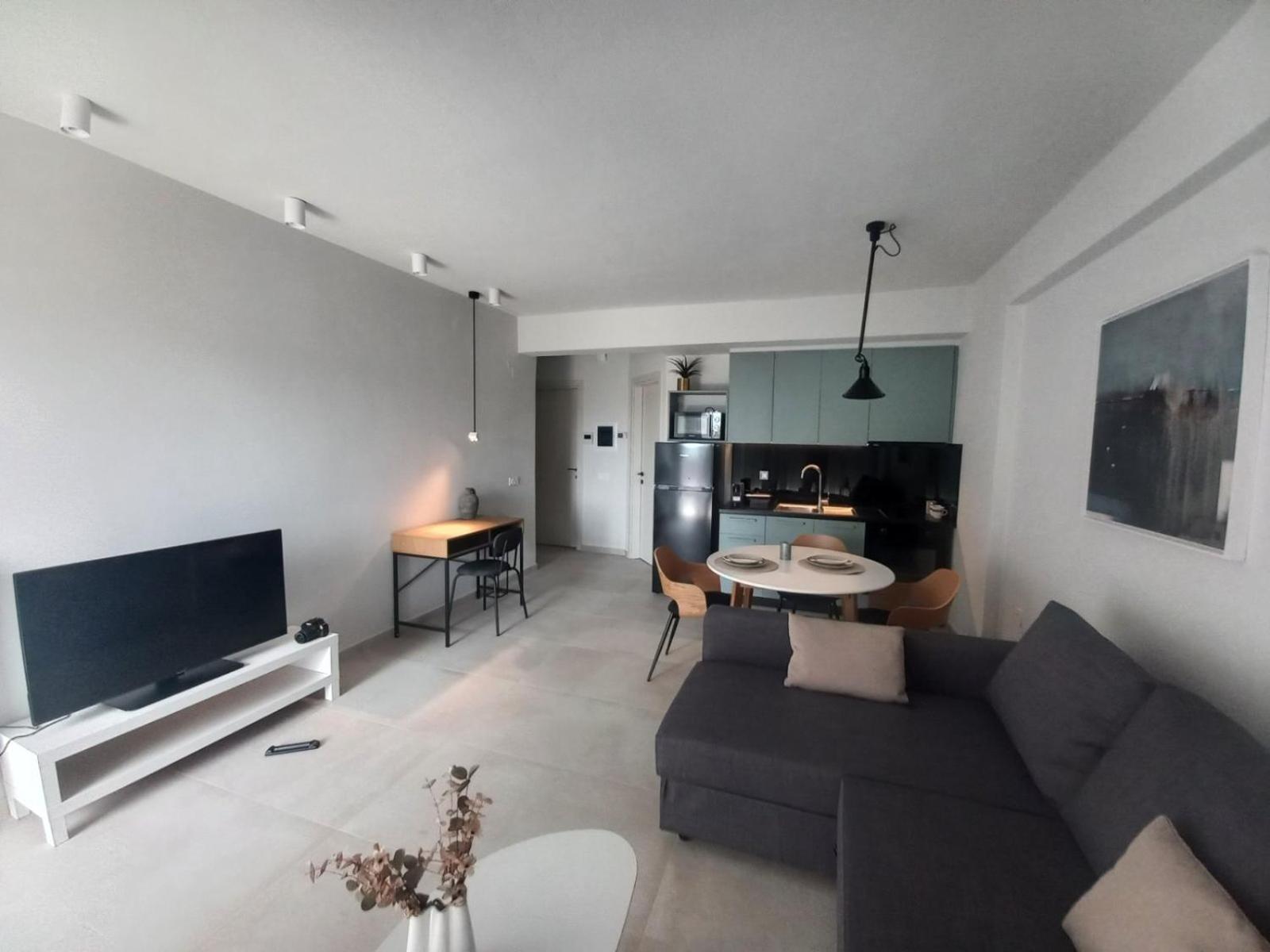 Deluxe One-Bedroom Apartment with City View photo 1