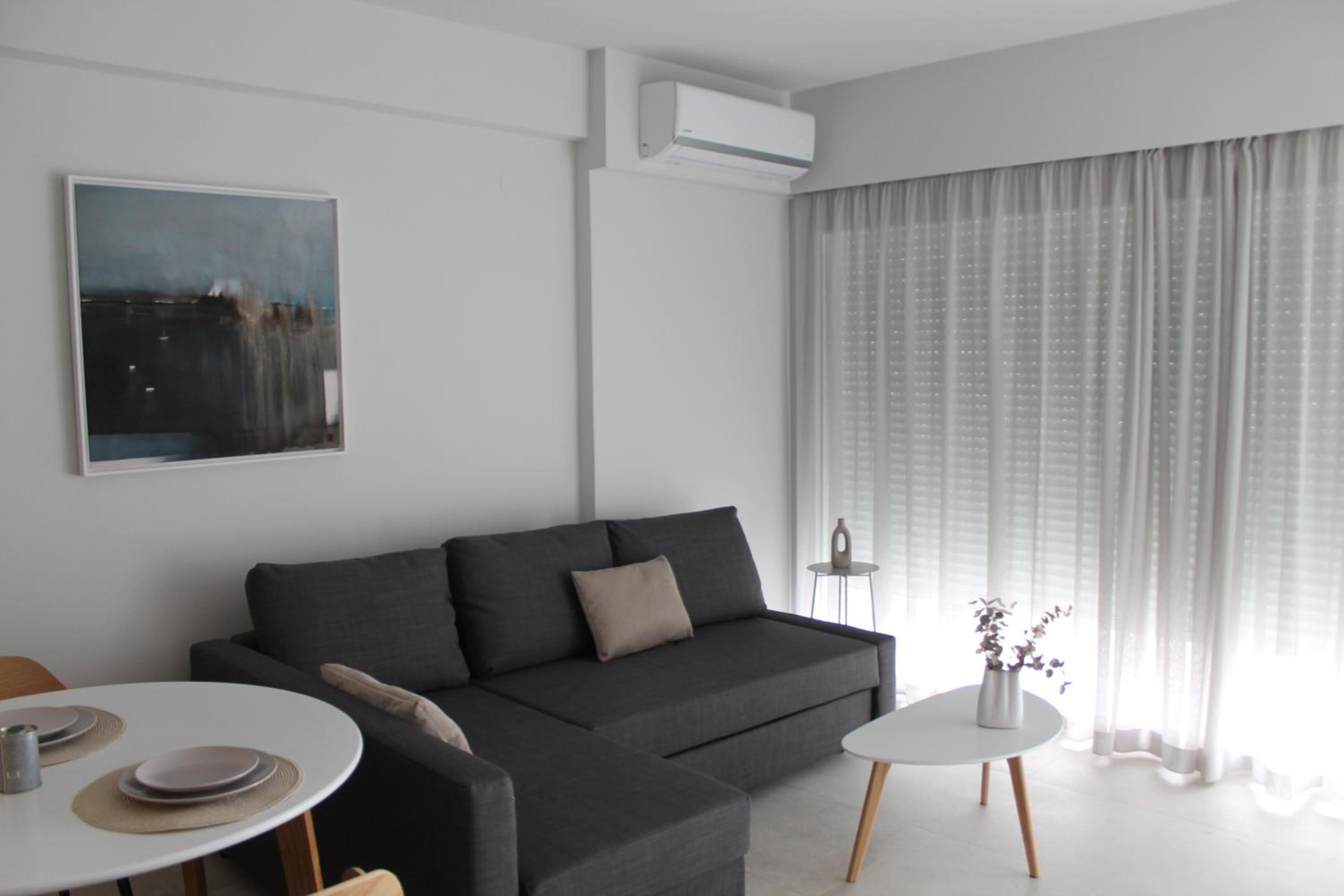 Deluxe One-Bedroom Apartment with City View photo 2
