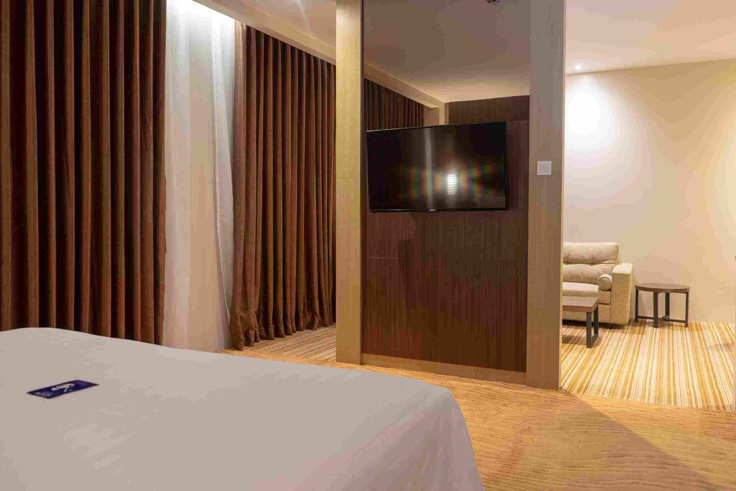 Aston Suite - Photo 6