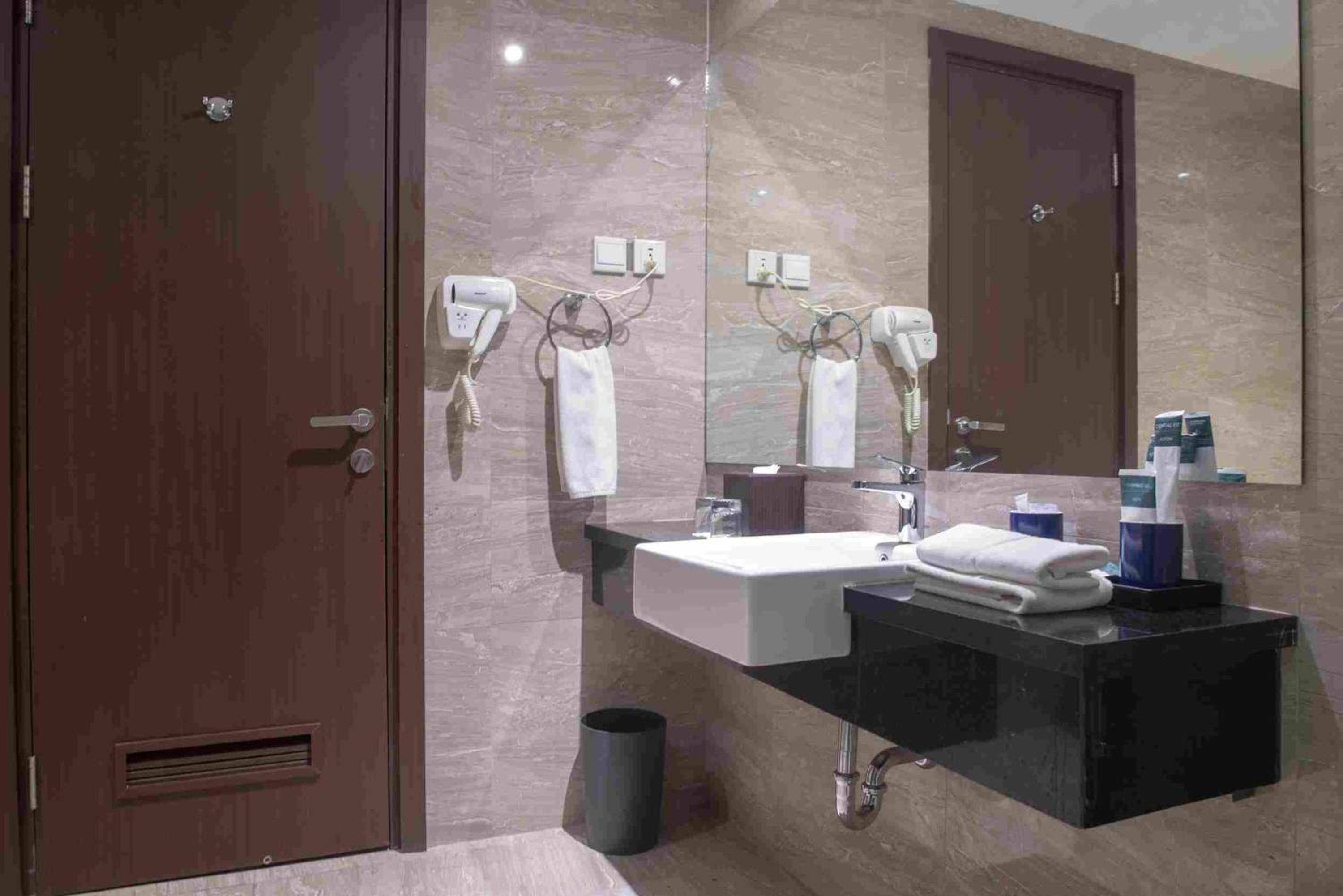 Aston Suite - Photo 8