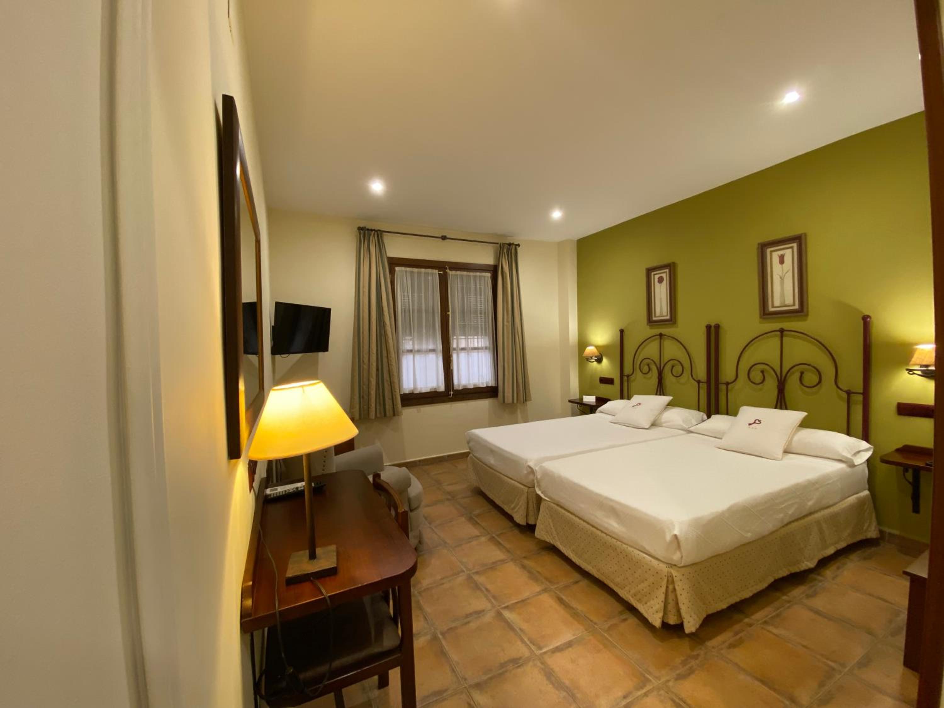 Twin Room - Photo 3