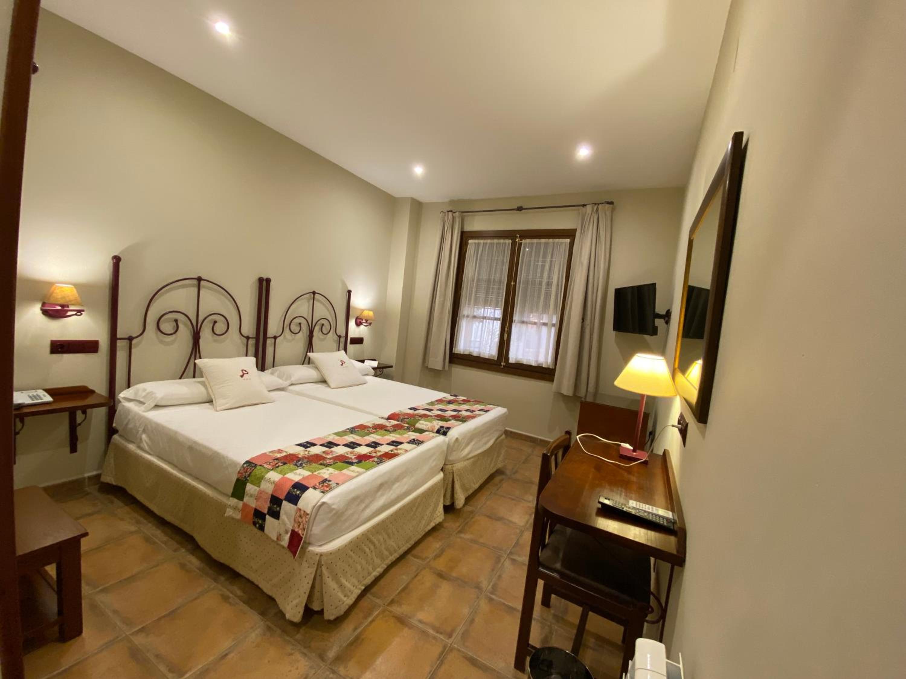 Twin Room - Photo 7