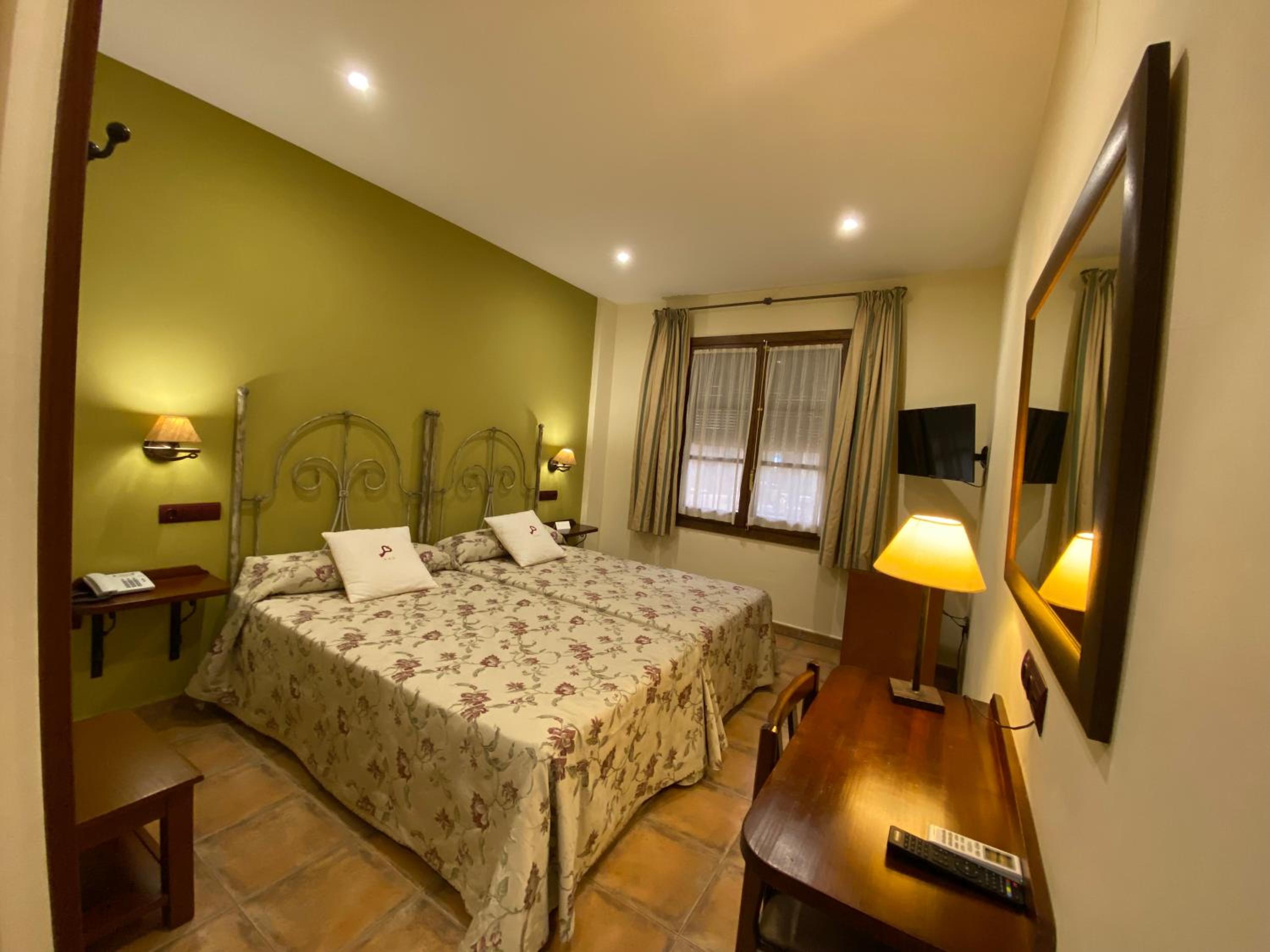 Twin Room - Photo 8