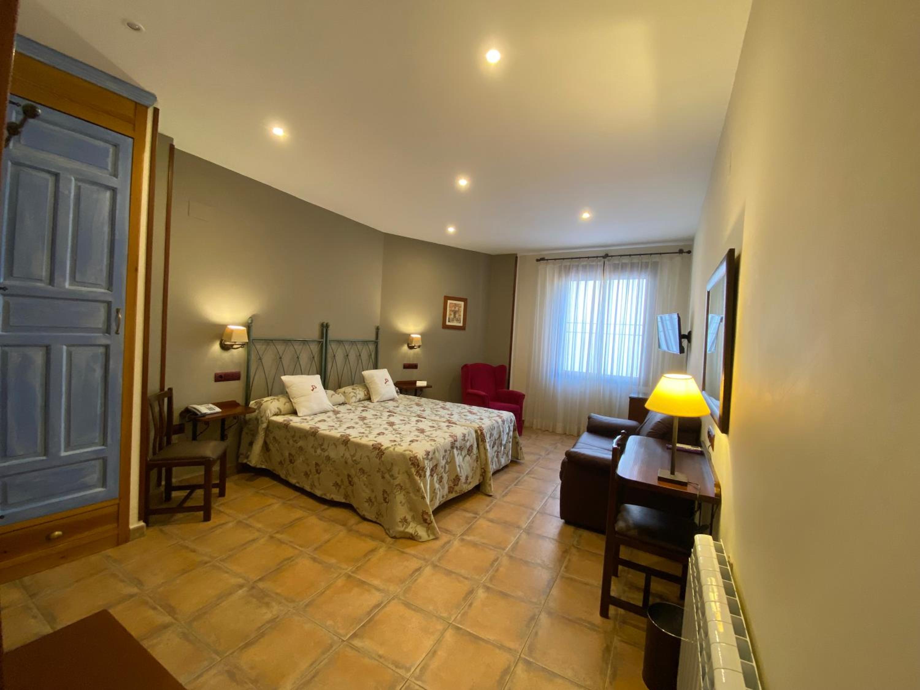 Twin Room - Photo 9