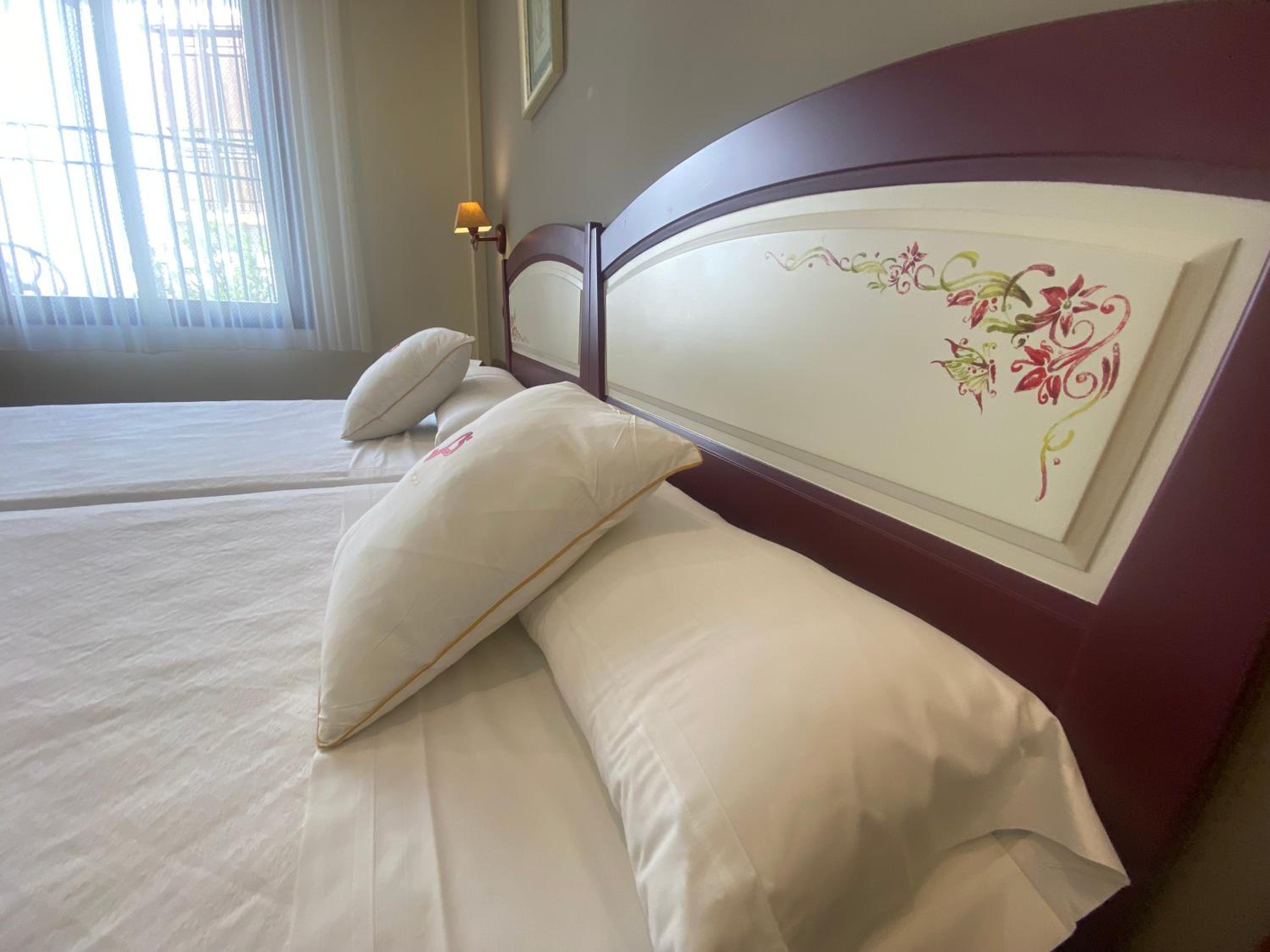 Twin Room - Photo 10